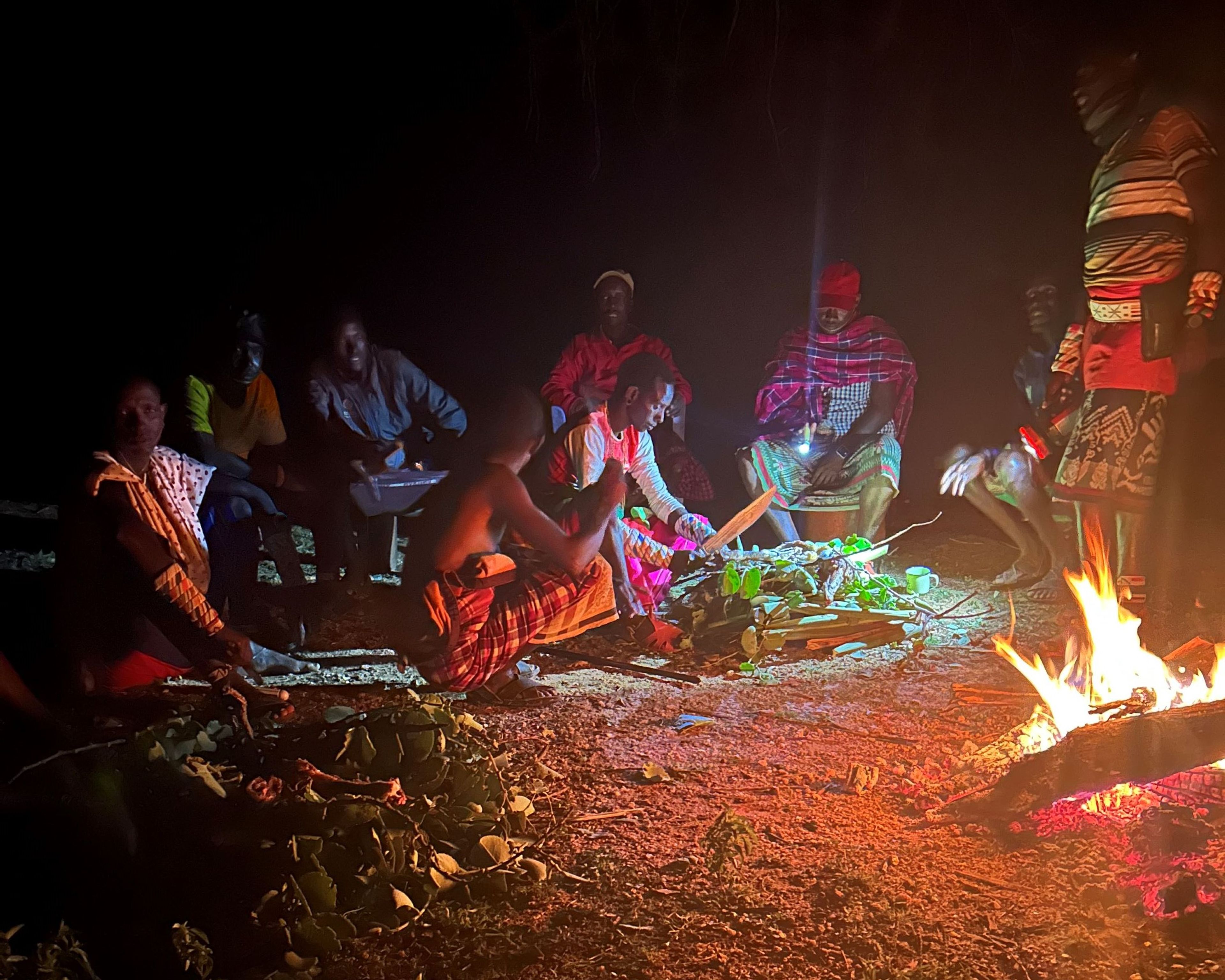 Een avond bij een kampvuur in Kenia.