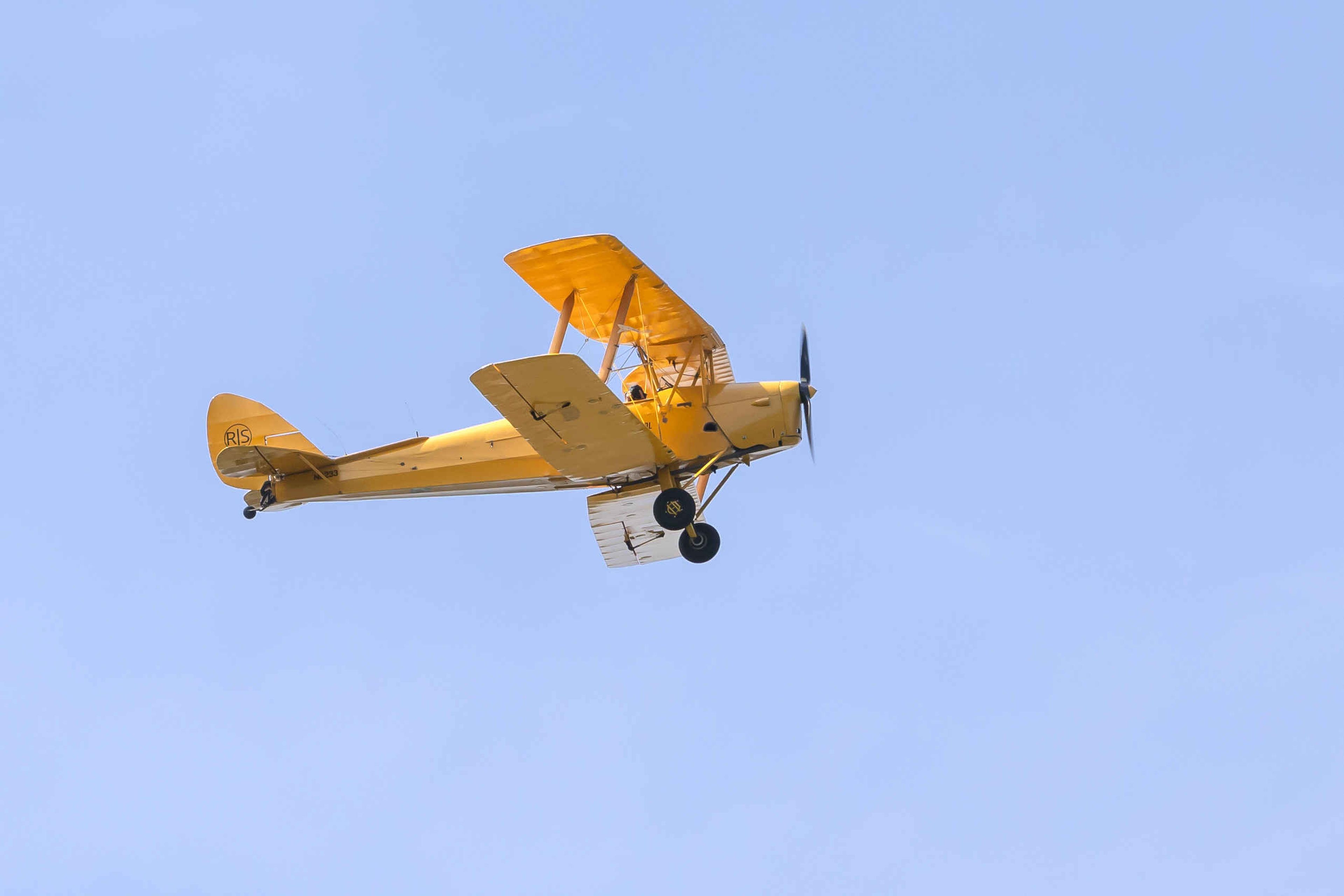 Een De Havilland Tiger Moth tijdens een lucht bij luchtvaartmuseum Aviodrome
