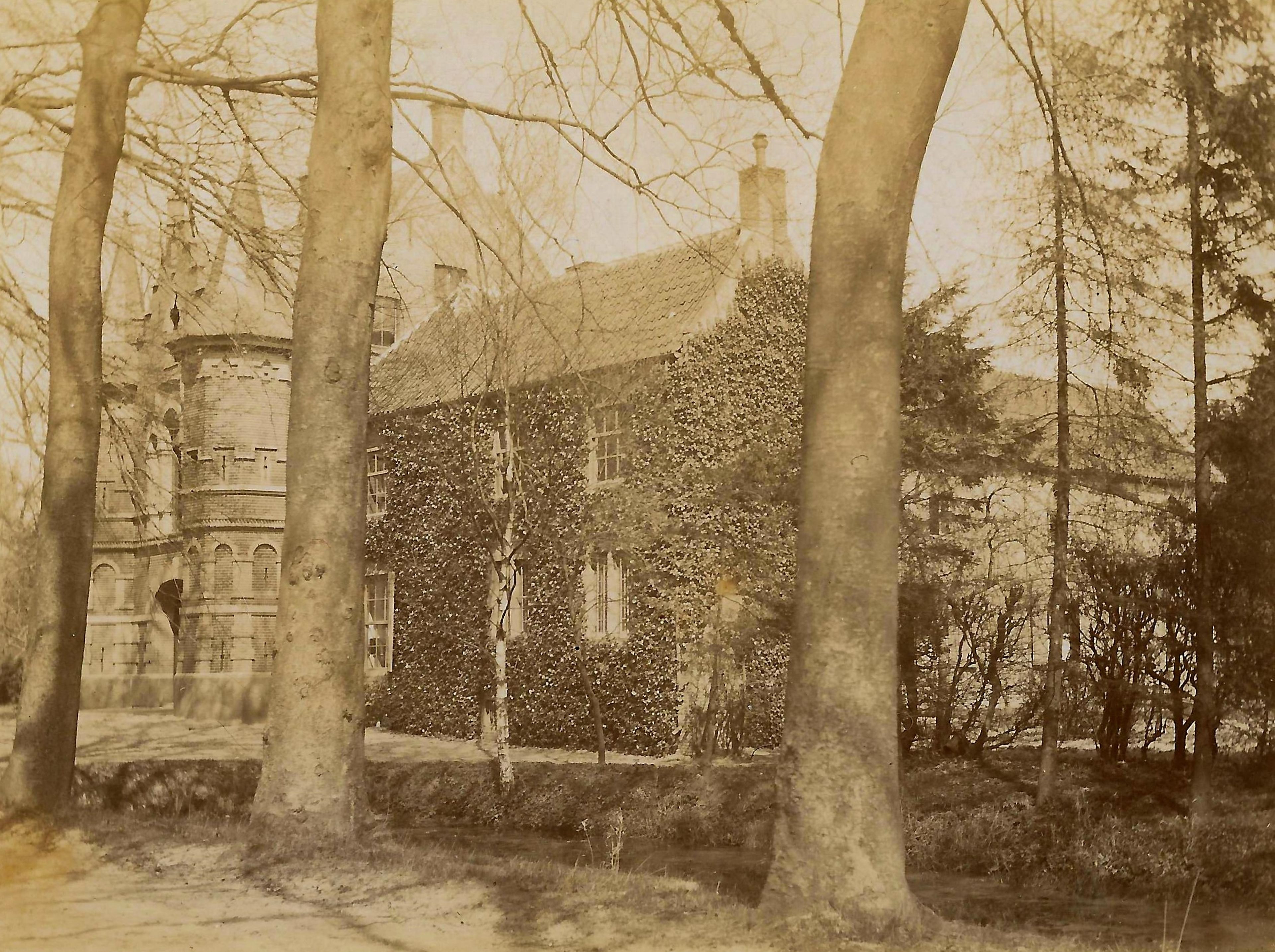 Kasteel rond 1900 gezien vanaf de Zuidkant van Kasteel Steenenburg