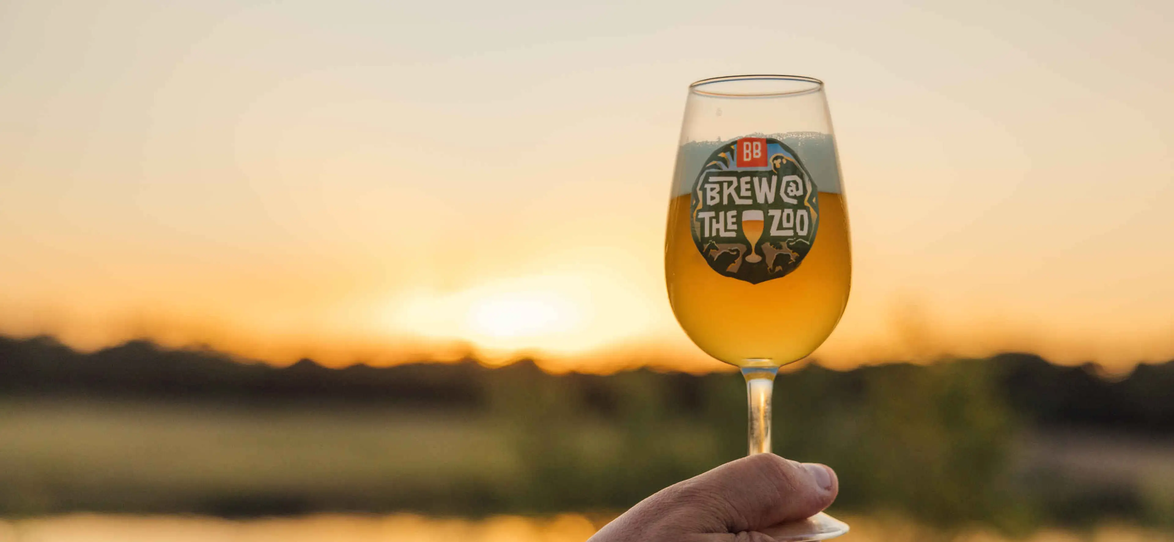 Brew@theZoo glas met zonsondergang in Safaripark Beekse Bergen
