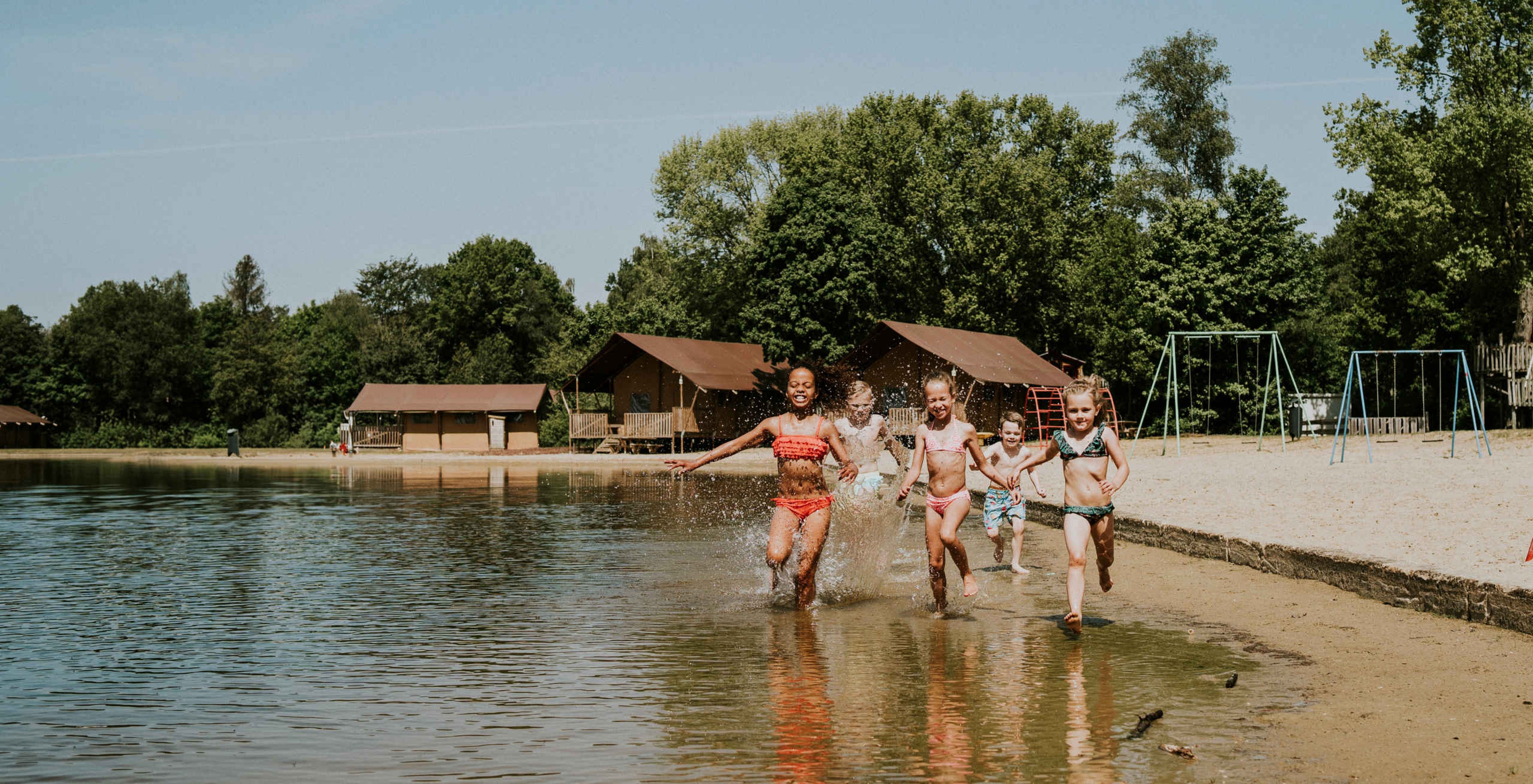Kinderen rennen in zwemvijver op Vakantiepark Dierenbos