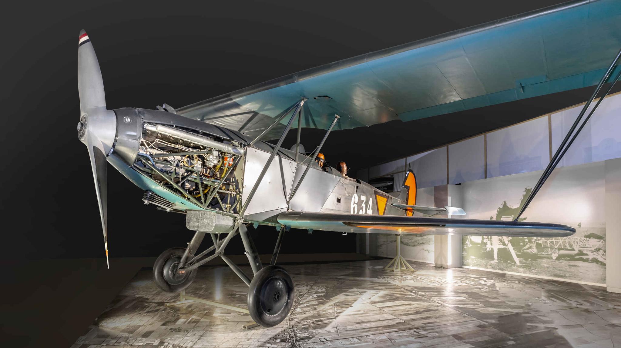 Een Fokker C-5D van de expositie 100 jaar burgerluchtvaart in Luchtvaartmuseum Aviodrome