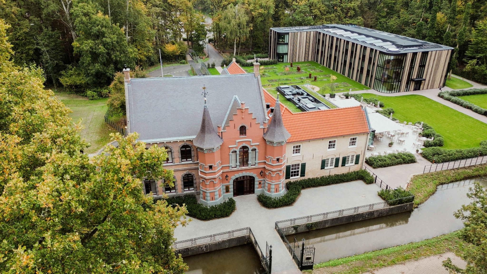 Overzichtsfoto bovenaanzicht van het hotel en Kasteel Steenenburg