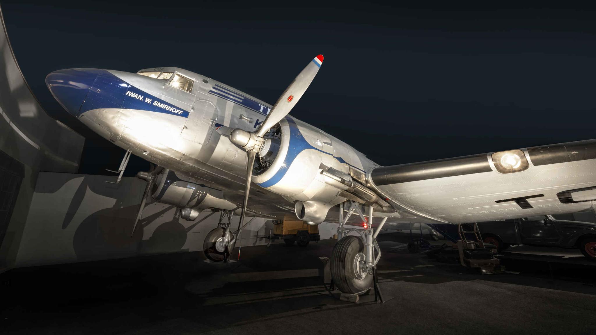 Een Douglas DC-3 in de 100 jaar burgerluchtvaart expositie in Luchtvaartmuseum Aviodrome