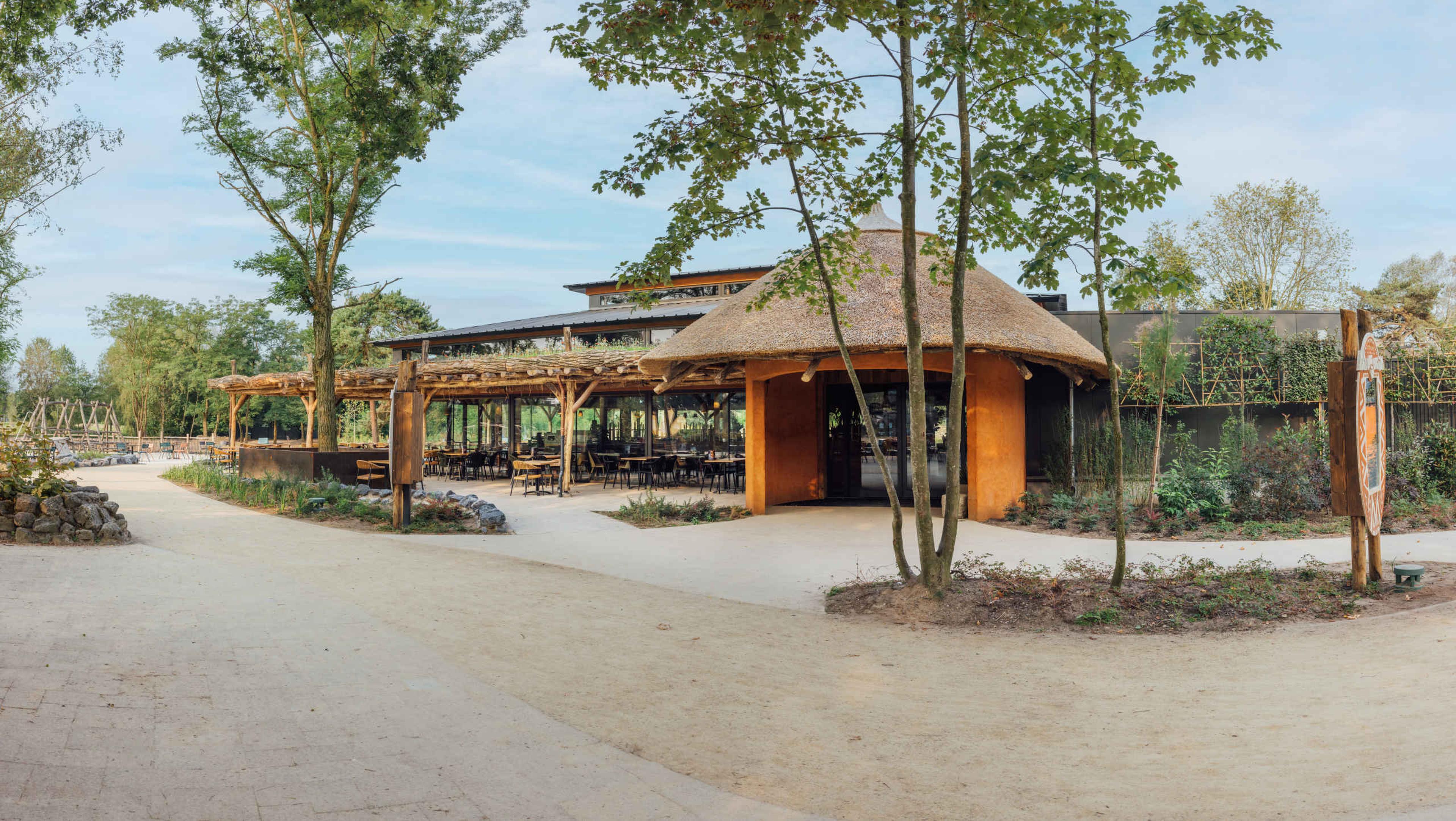 Afrikadorp outdoor het buitenaanzicht van restaurant Mugunda in Safaripark Beekse Bergen
