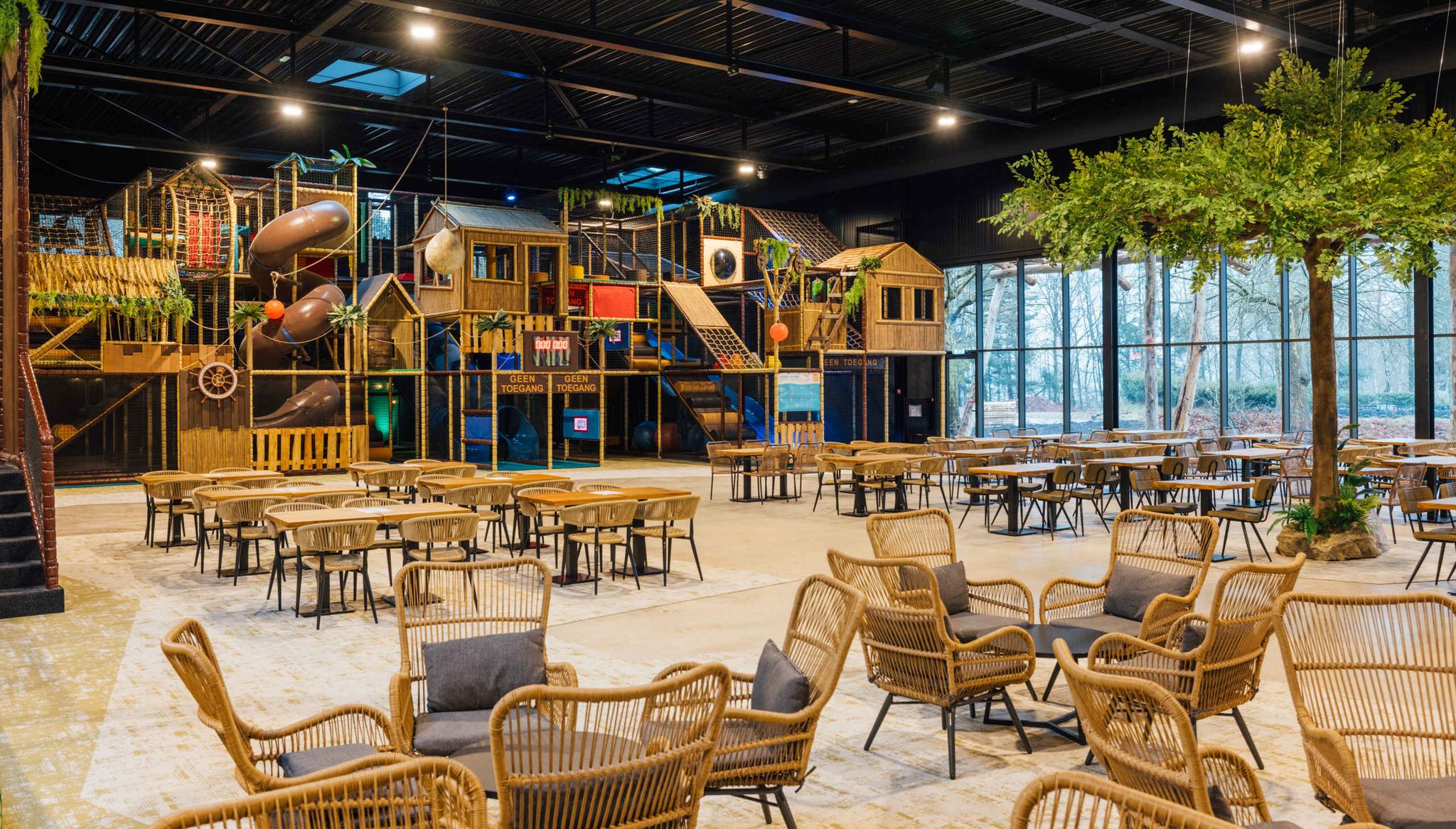 Een overzicht van het grote speeltoestel in Speelland Indoor bij Beekse Bergen