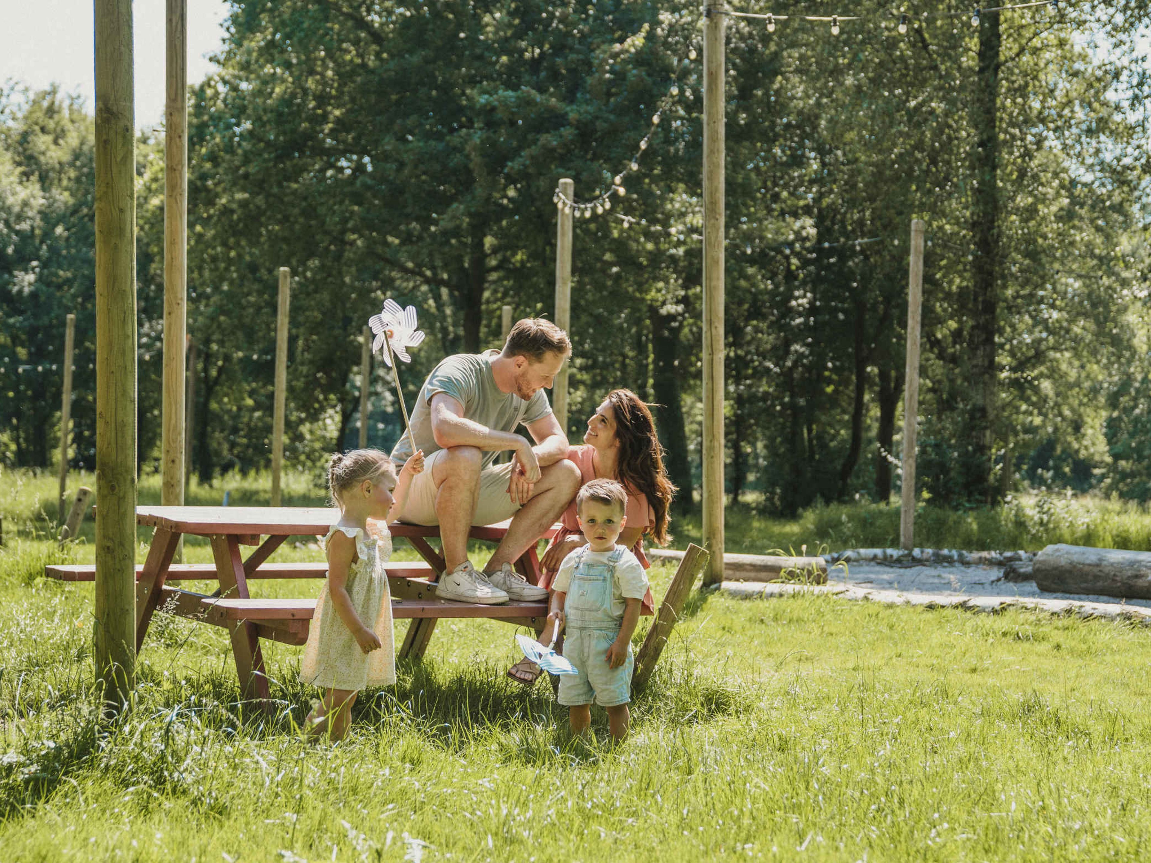 Gezin zit op de picknicktafel op Vakantiepark Dierenbos