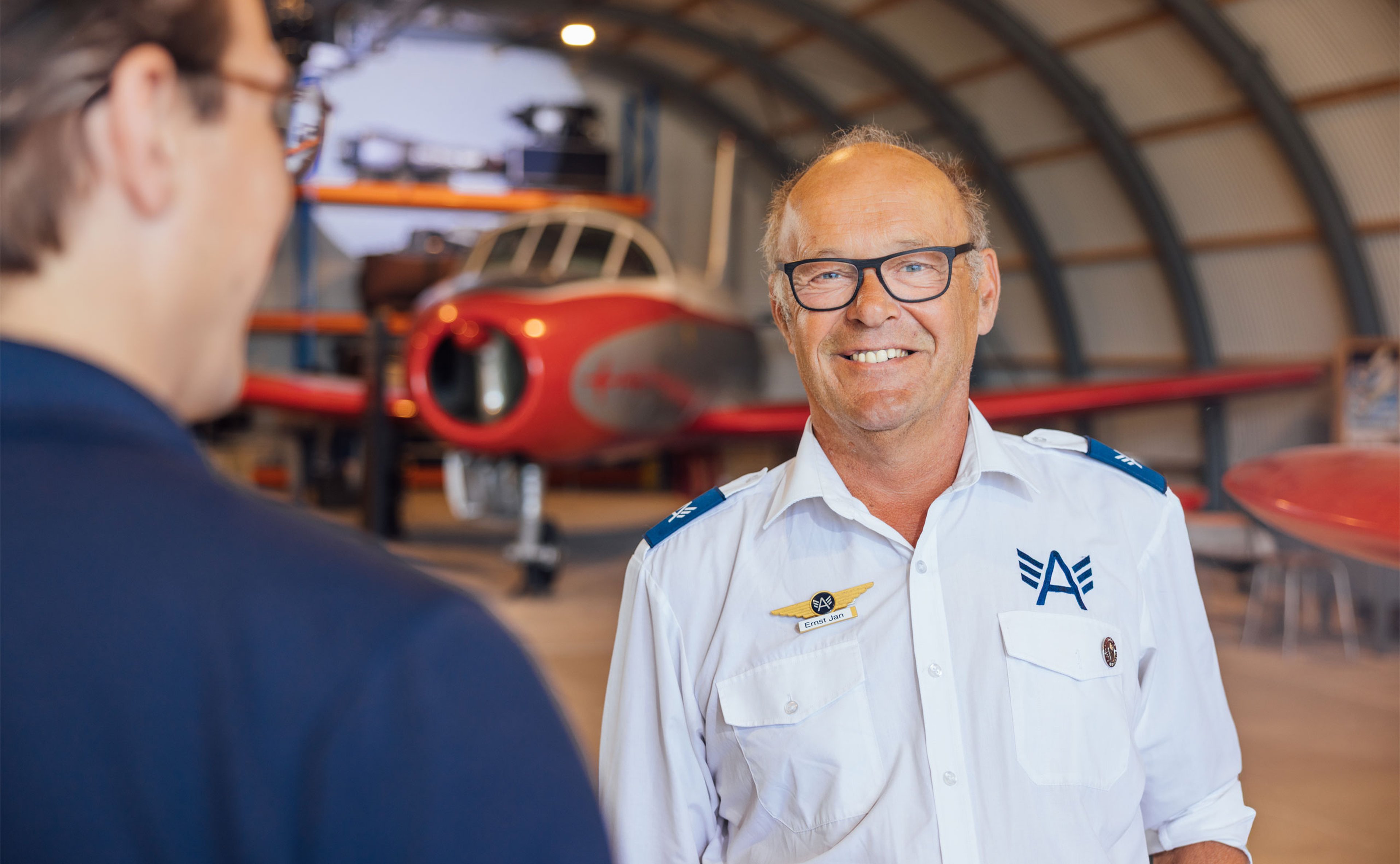 Een vrijwilliger van Luchtvaartmuseum Aviodrome