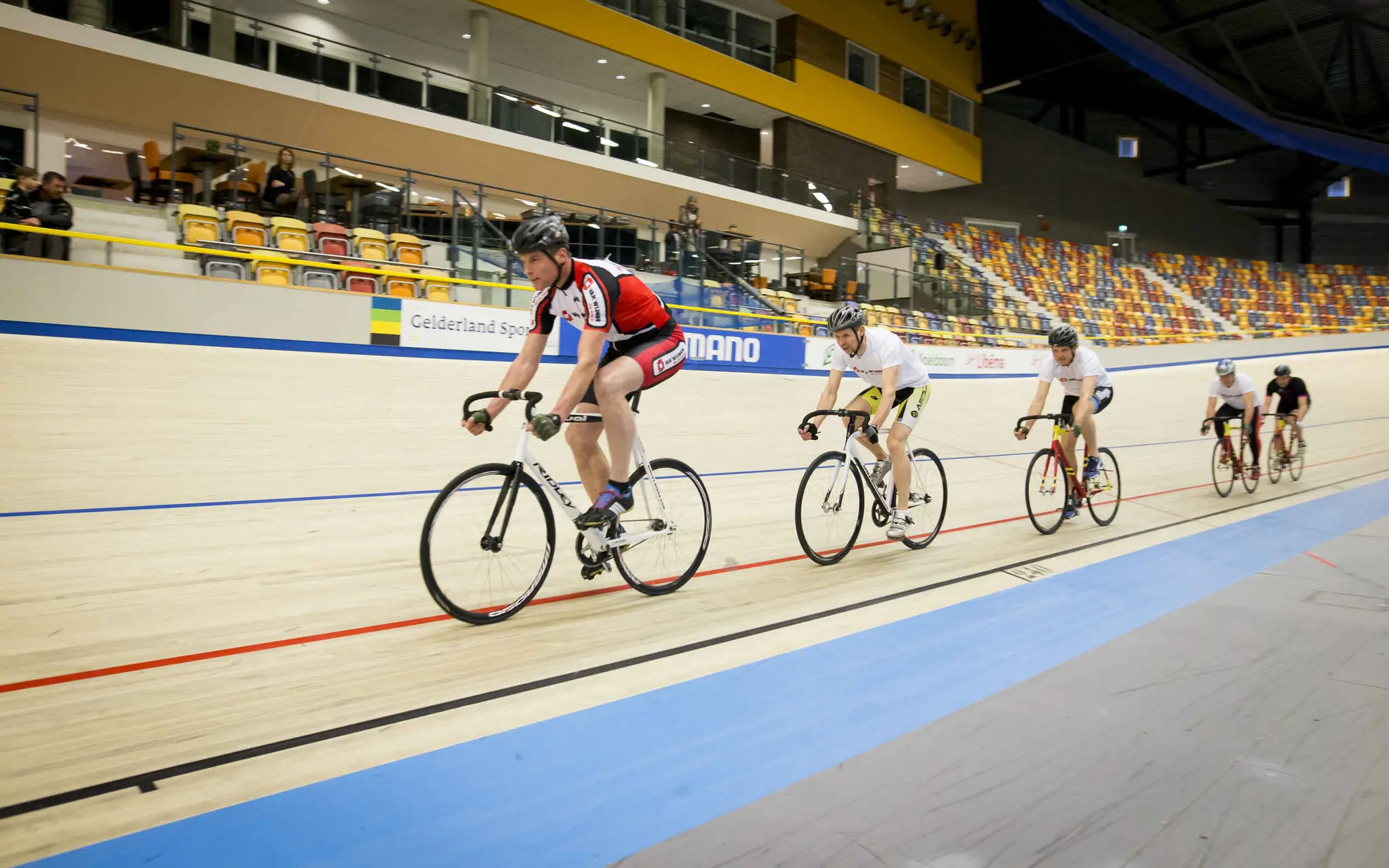 Wielrenners in Omnisport Apeldoorn