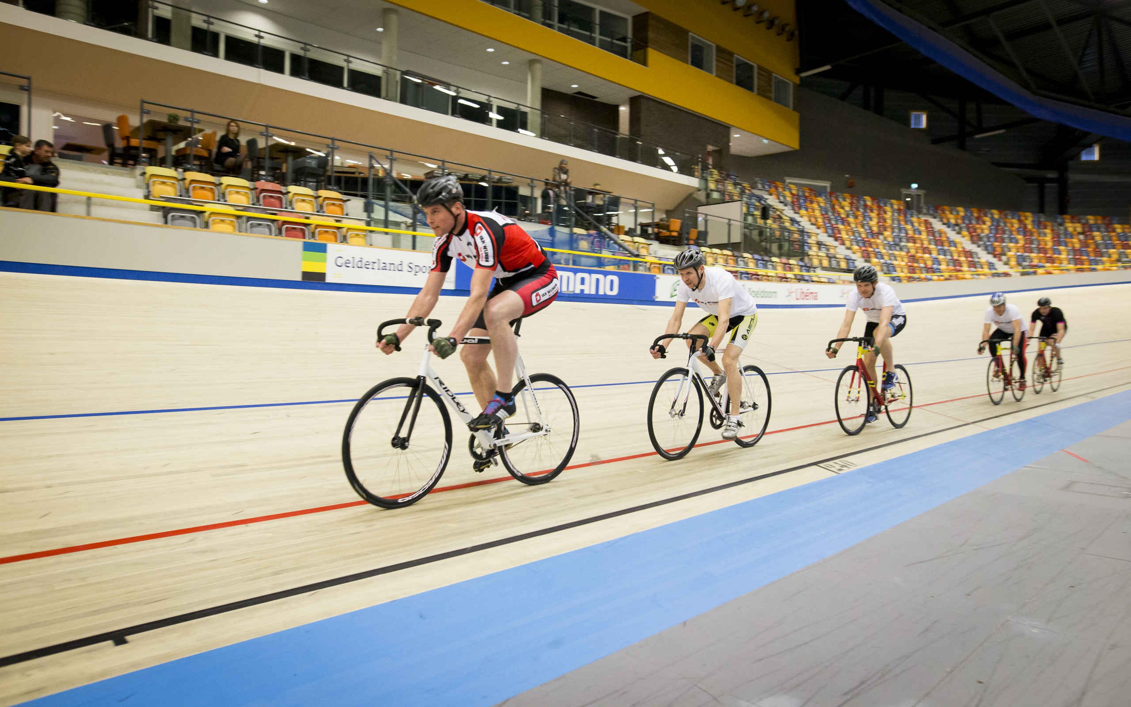 Wielrenners in Omnisport Apeldoorn