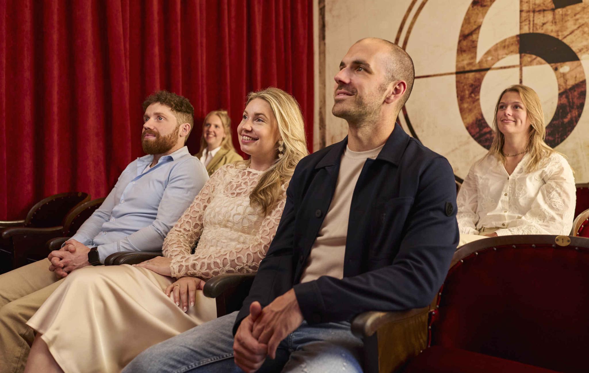 Zakelijke groep in de filmzaal van Luchtvaartmuseum AviodromeZakelijke groep in de filmzaal van Luchtvaartmuseum Aviodrome