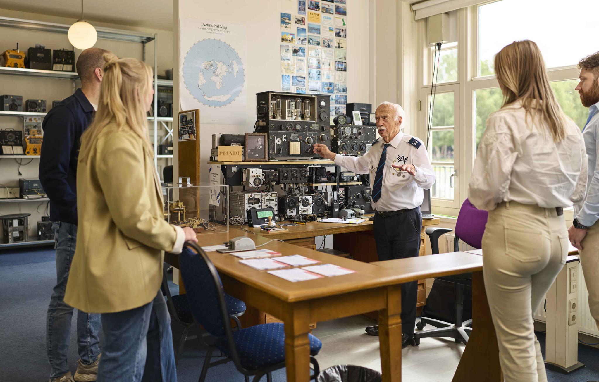 Groep tijdens rondleiding in de radiokamer van Luchtvaartmuseum Aviodrome