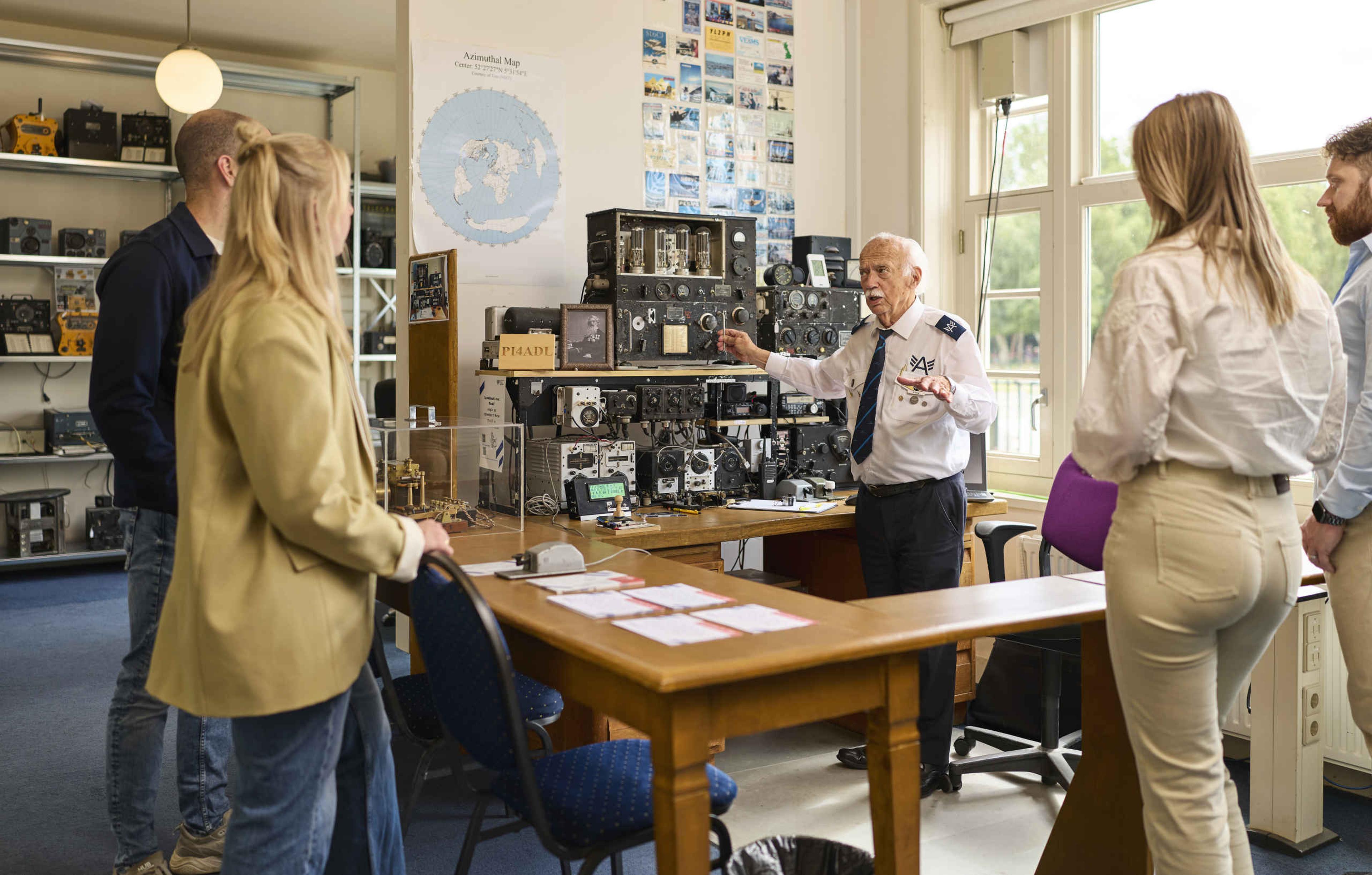 Groep tijdens rondleiding in de radiokamer van Luchtvaartmuseum Aviodrome
