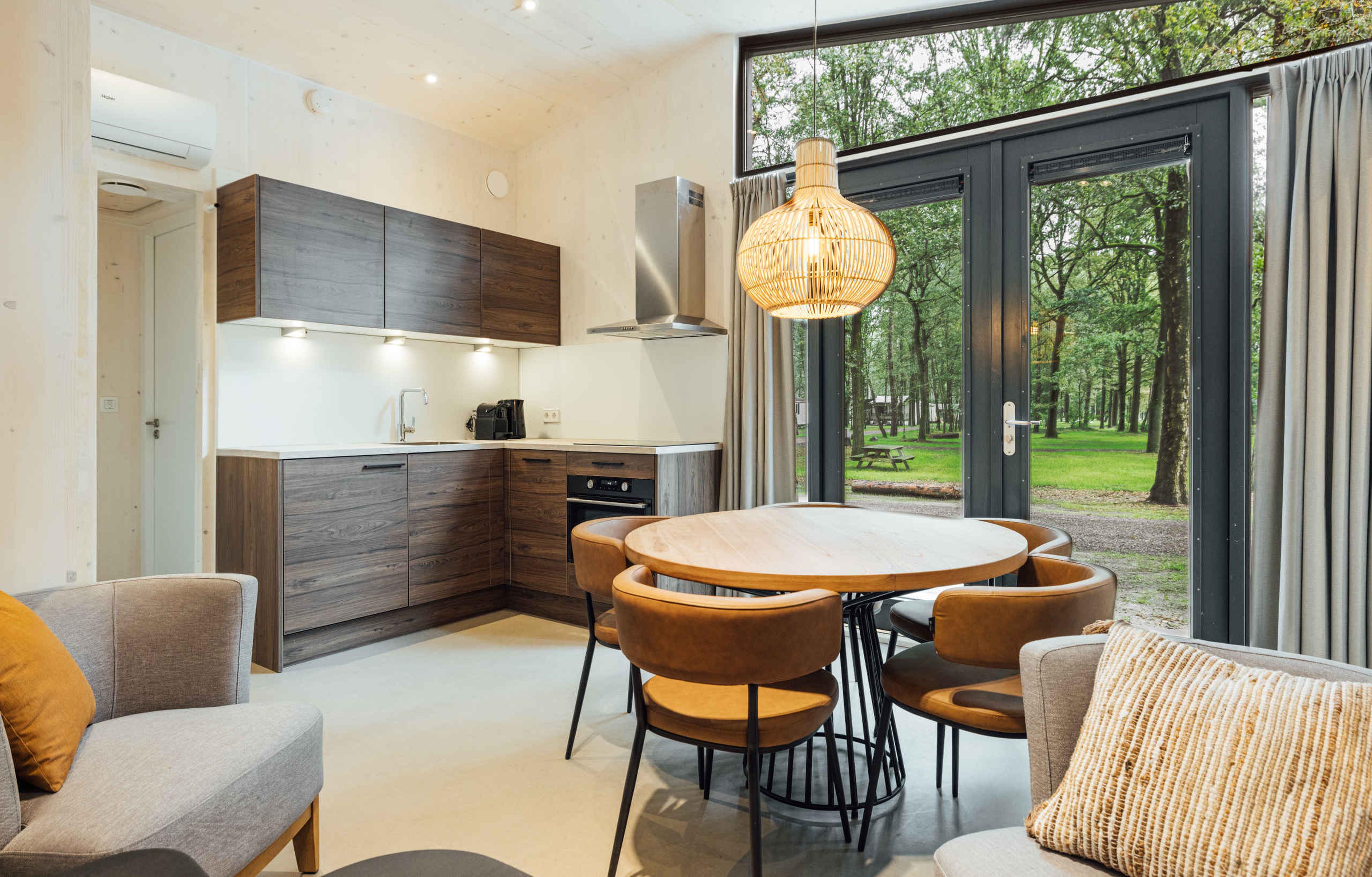 De woonkamer van een Woodland Cabin op Lake Resort Beekse Bergen