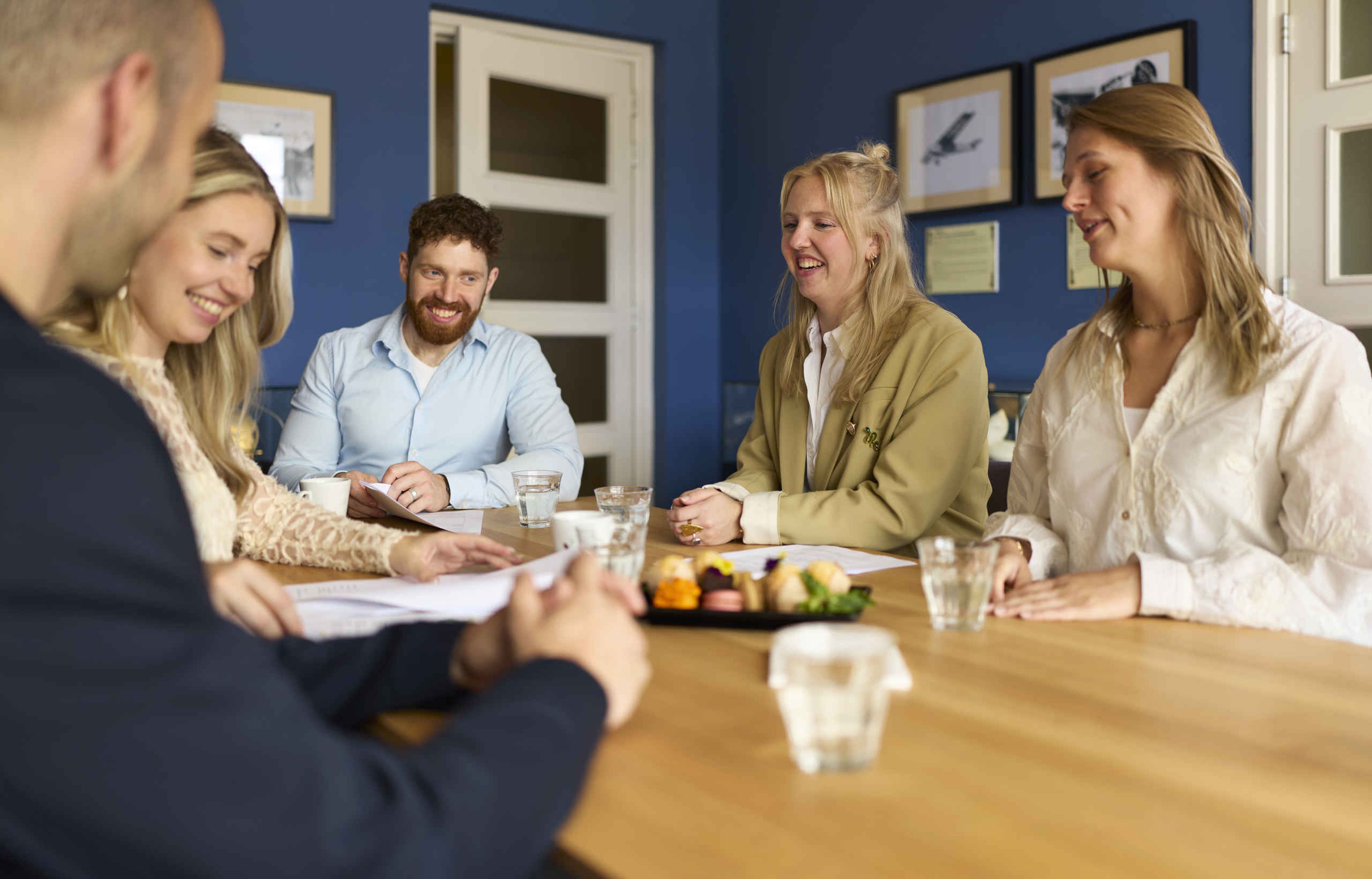 Een groep collega's vergaderen in de Keramiekkamer van Aviodrome