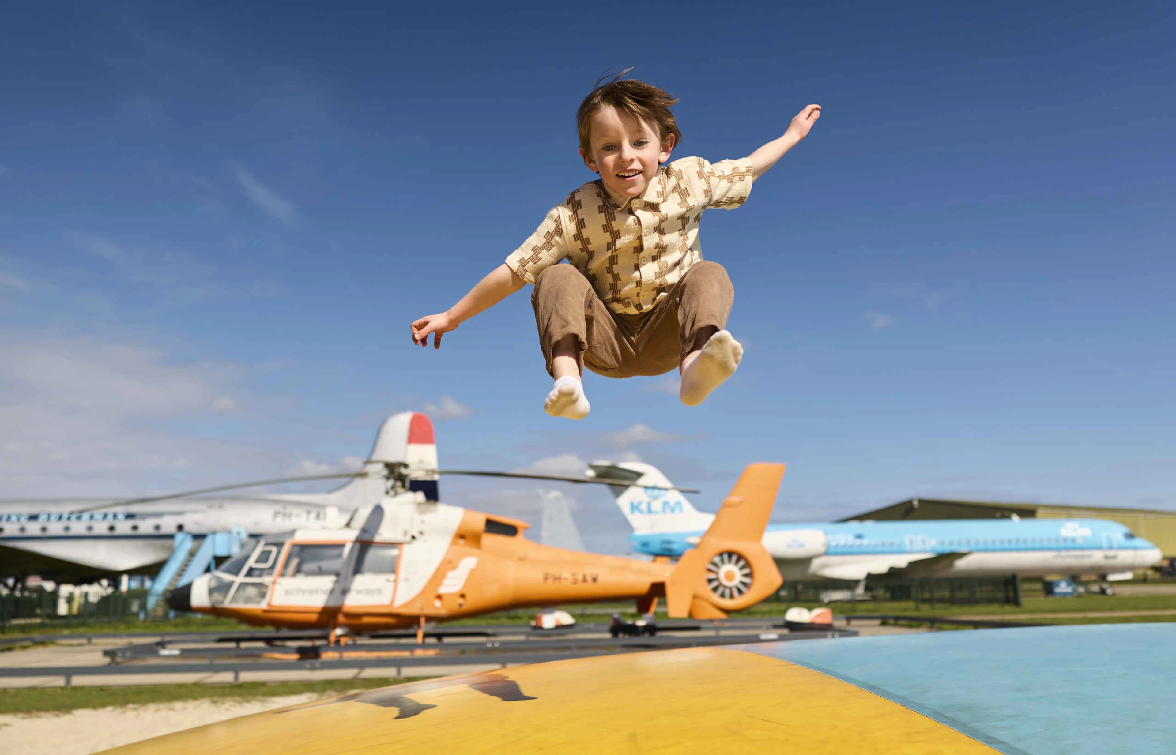 Een kind springt op het springkussen bij Luchtvaartmuseum Aviodrome