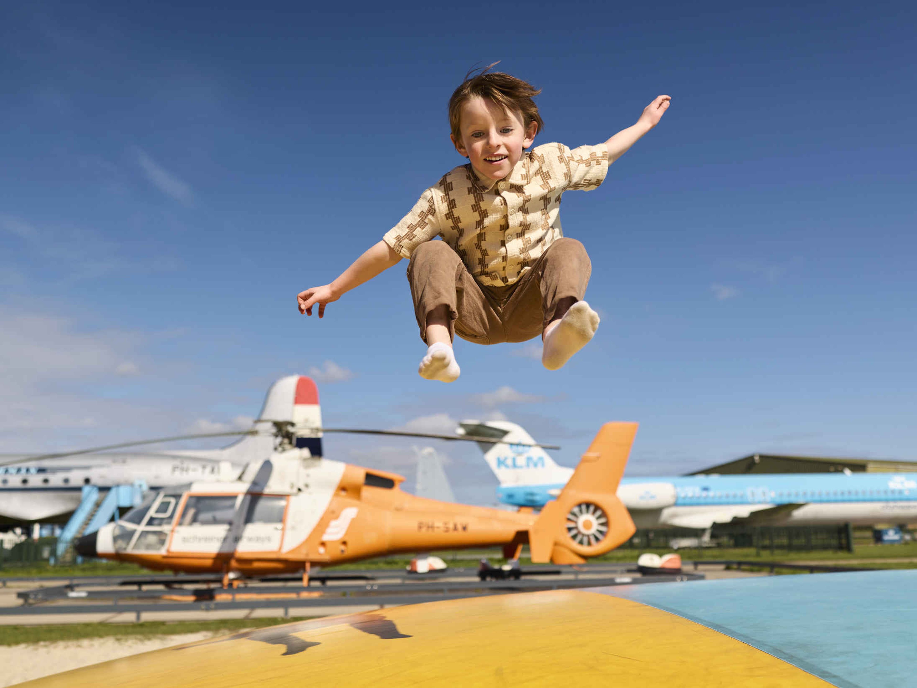 Een kind springt op het springkussen bij Luchtvaartmuseum Aviodrome