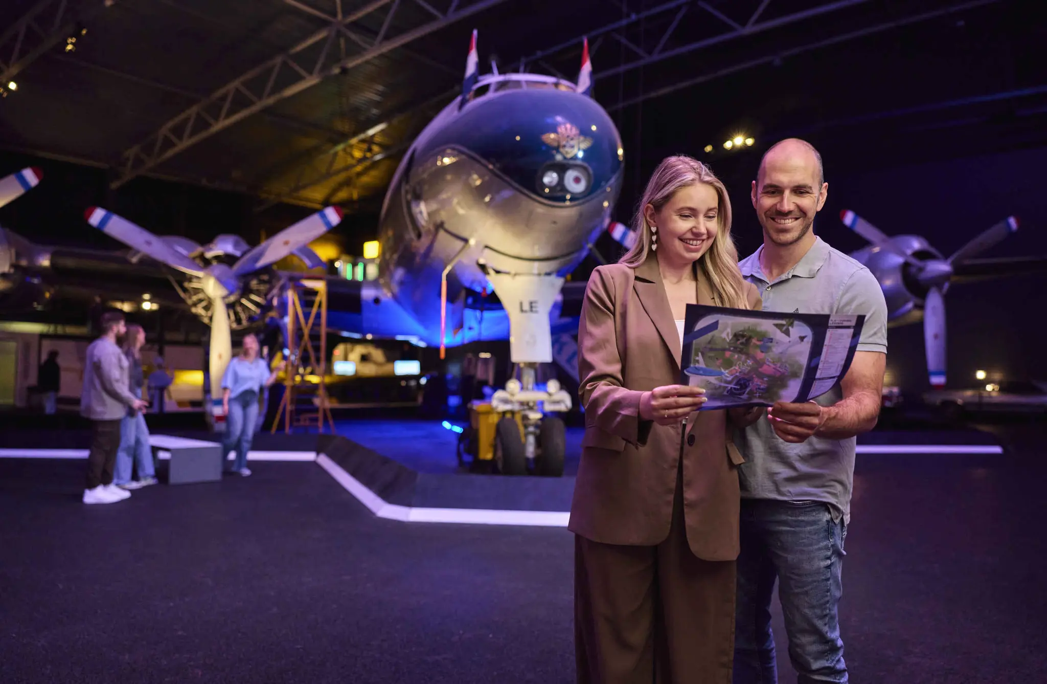 Een groep collega's in het museum van Aviodrome