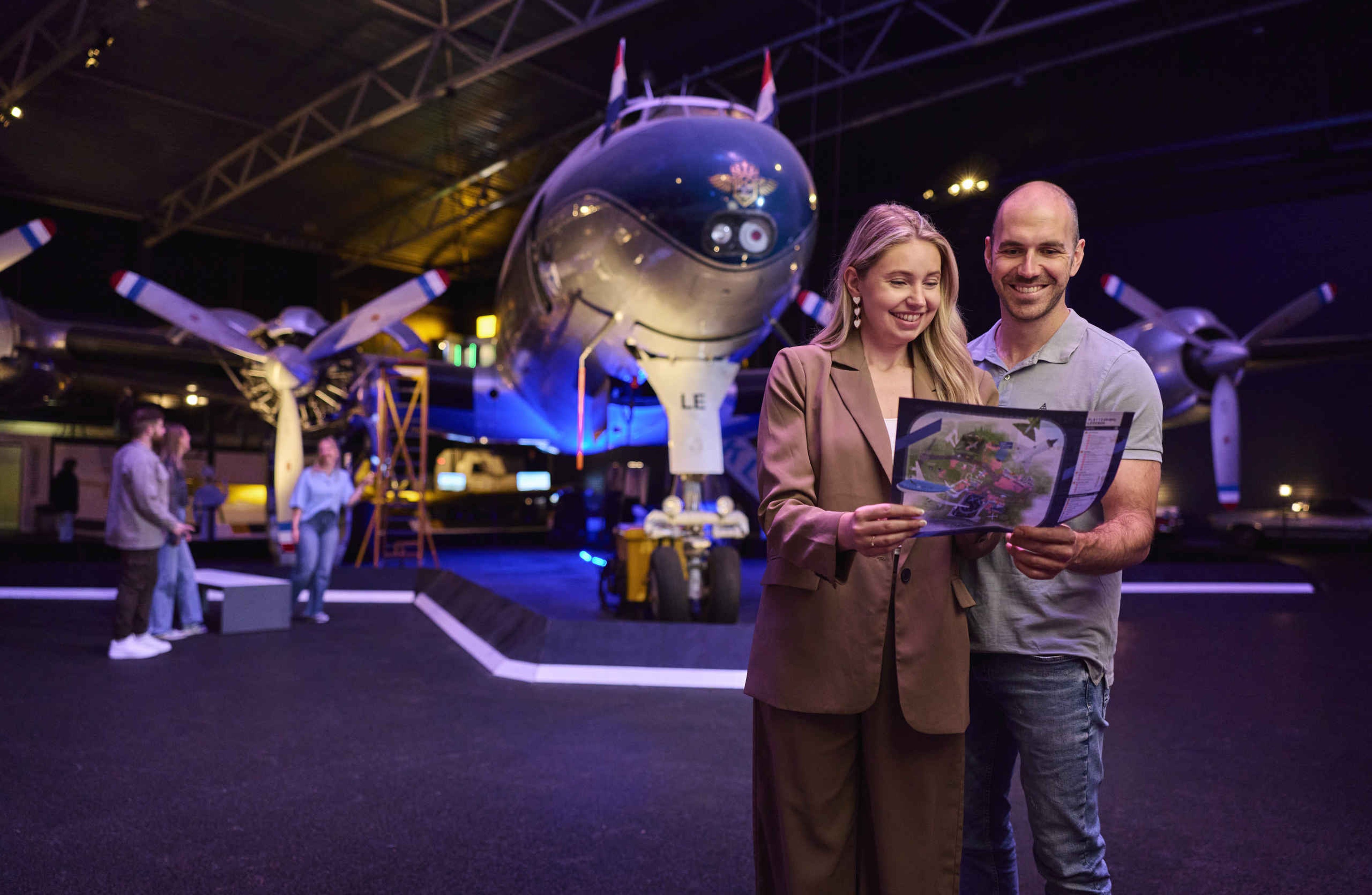 Een groep collega's in het museum van Aviodrome