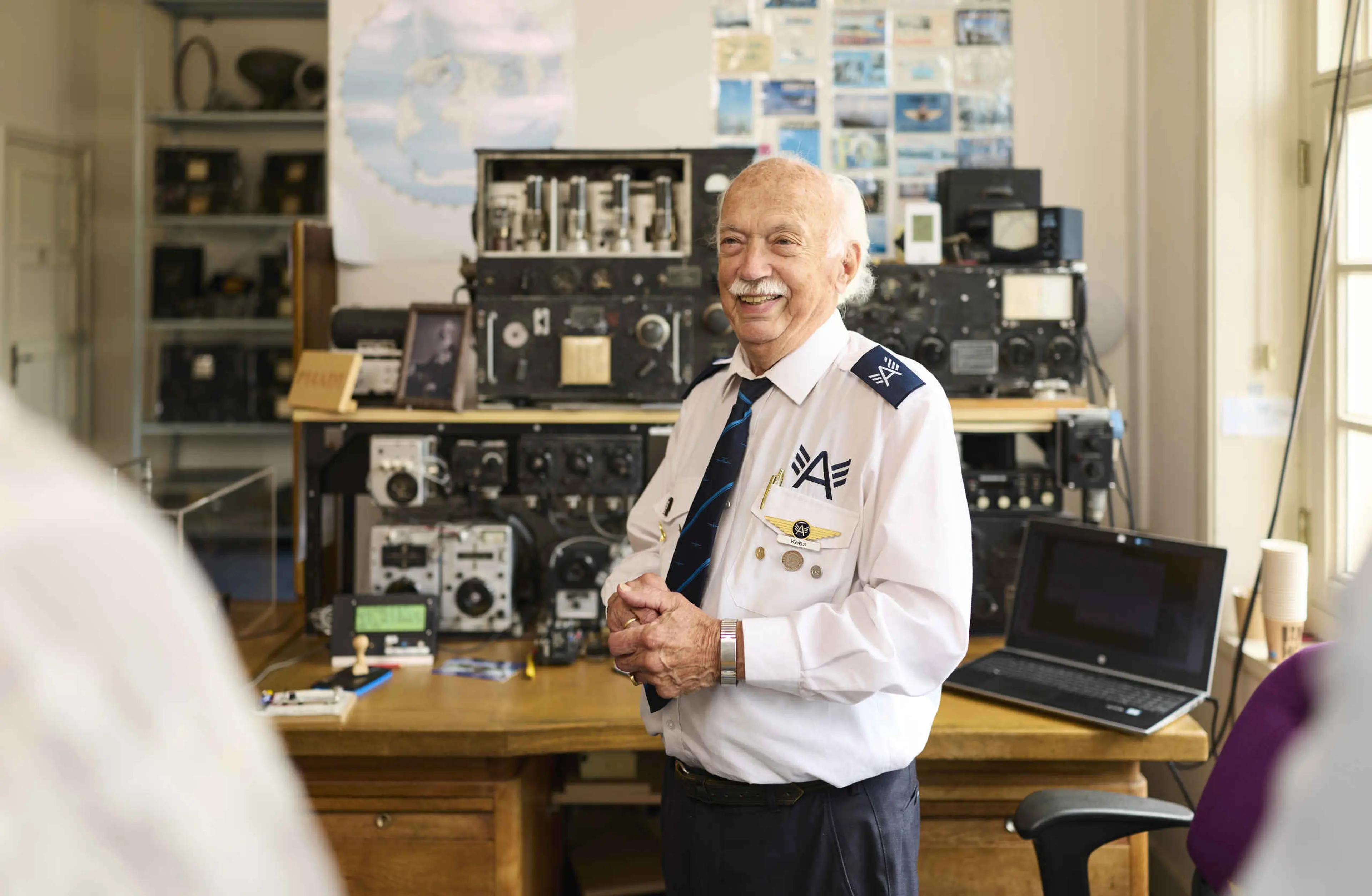 Medewerker/vrijwilliger in de radiokamer van Schiphol 1928 bij Luchtvaartmuseum Aviodrome
