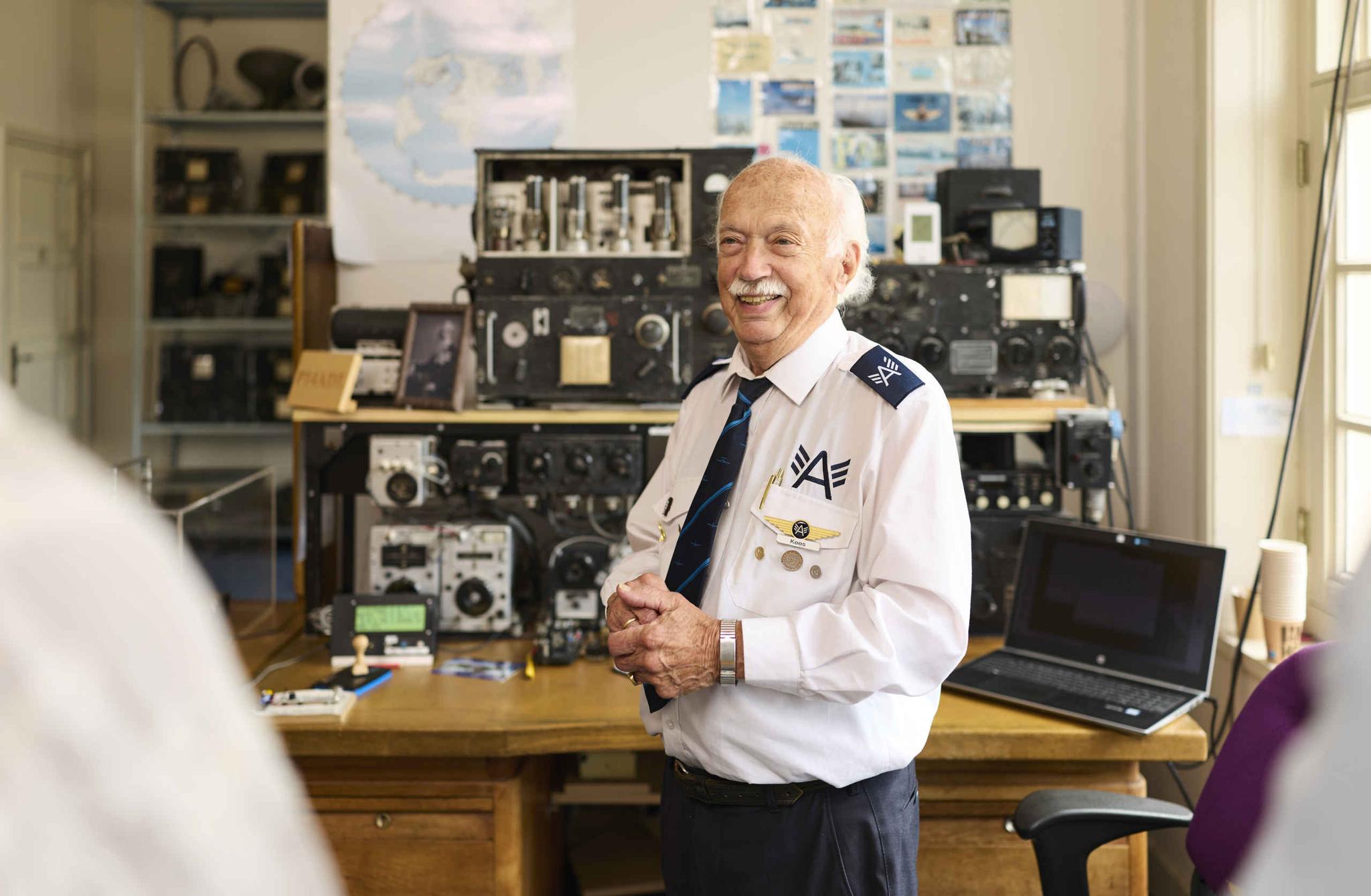 Een vrijwilliger in de radiokamer tijdens een rondleiding bij Luchtvaartmuseum Aviodrome