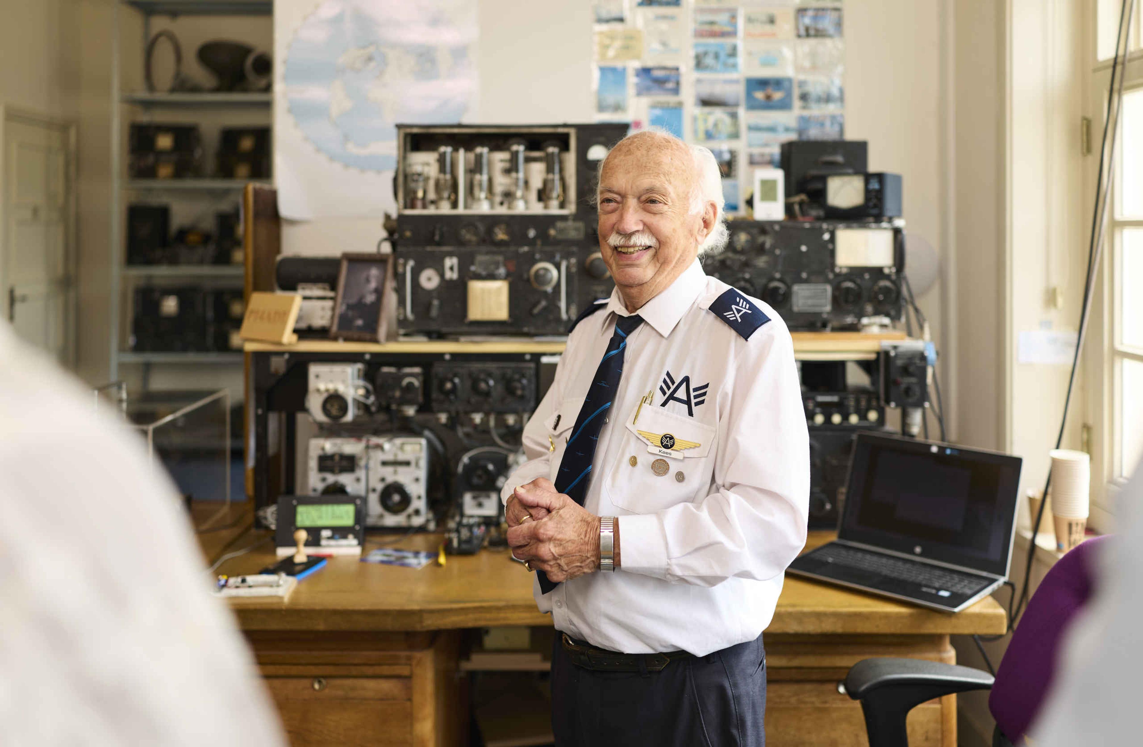 Een vrijwilliger in de radiokamer tijdens een rondleiding bij Luchtvaartmuseum Aviodrome
