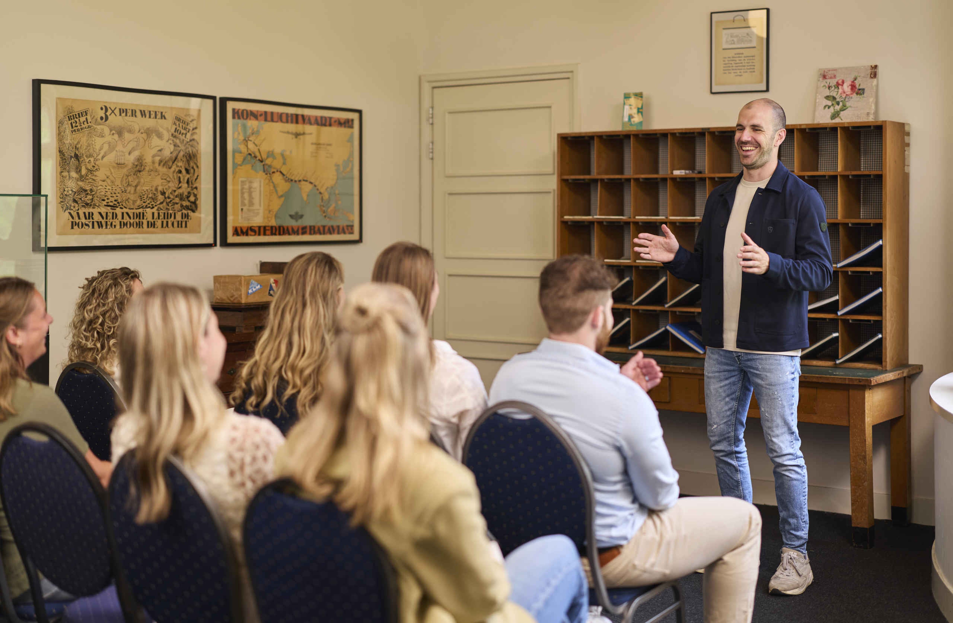 Een man presenteert in de postkamer van Aviodrome