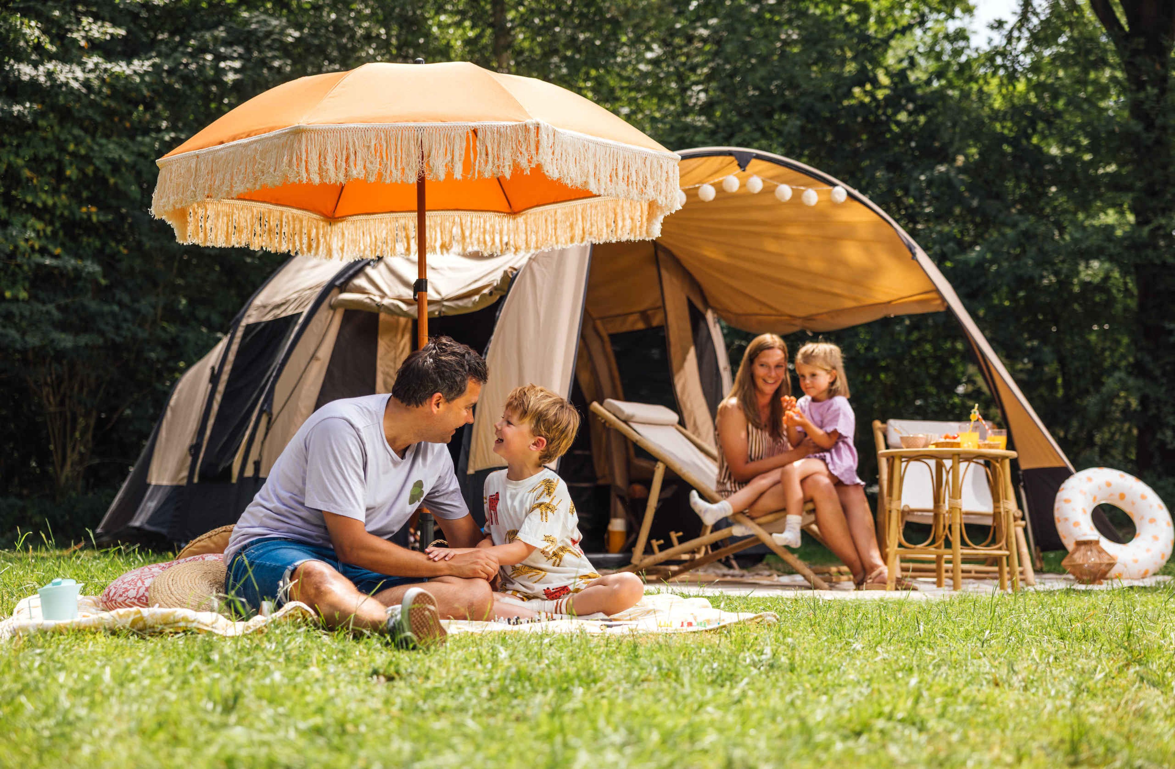 Gezin met kinderen aan het kamperen op de camping bij Lake Resort Beekse Bergen in Brabant.