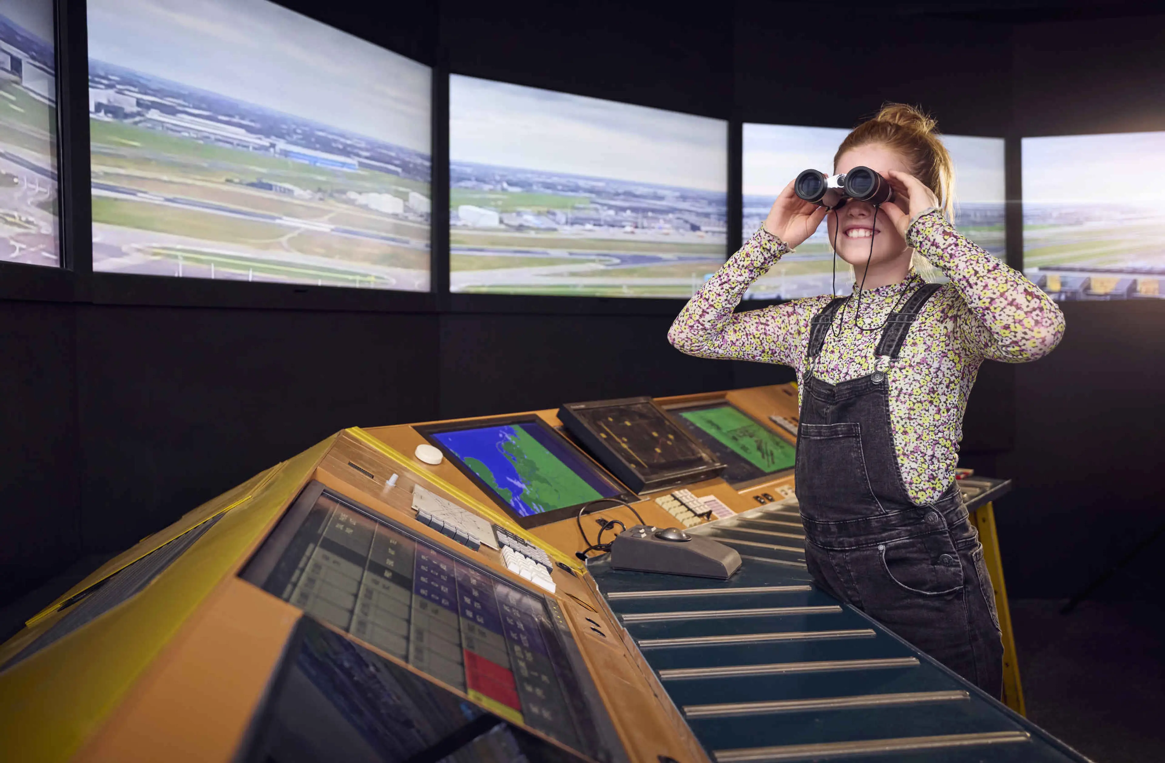 Een meisje in de luchtverkeerstoren van Luchtvaartmuseum Aviodrome