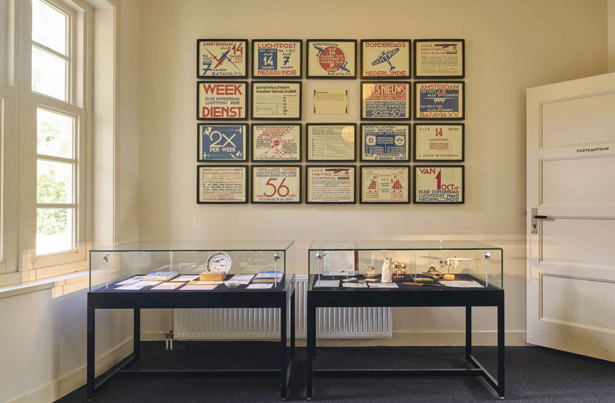 De verschillende decoratie in de postkamer van Aviodrome