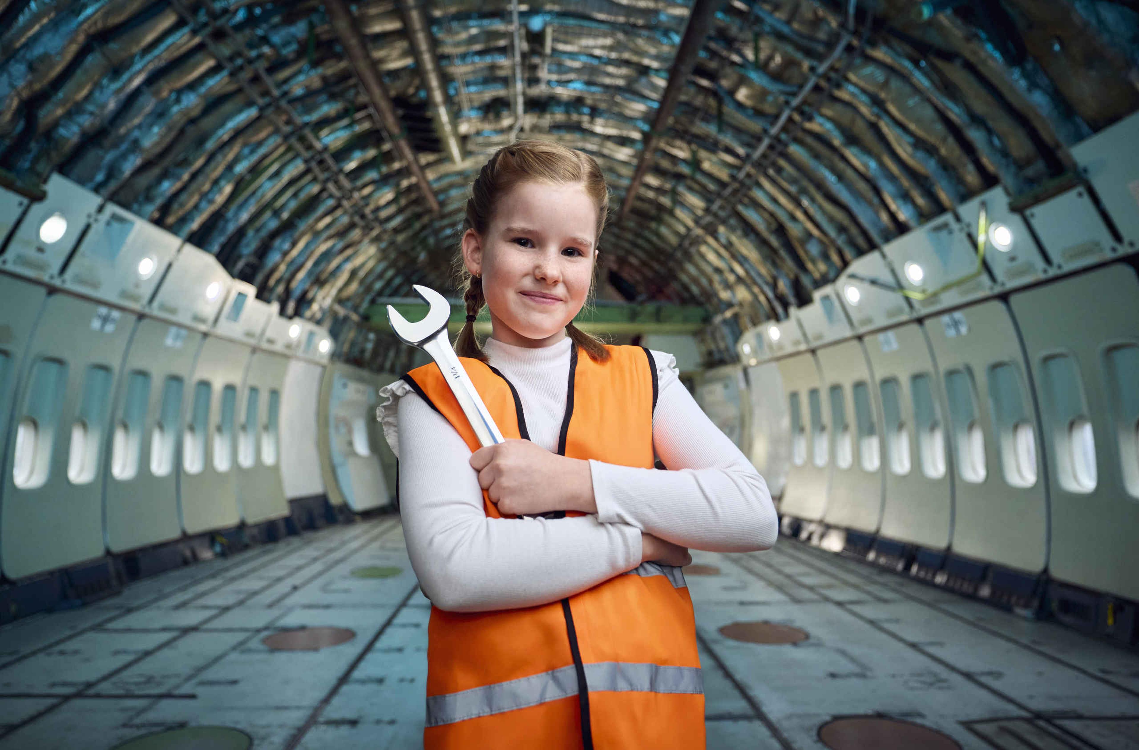 Een meisje als technicus in Luchtvaartmuseum Aviodrome