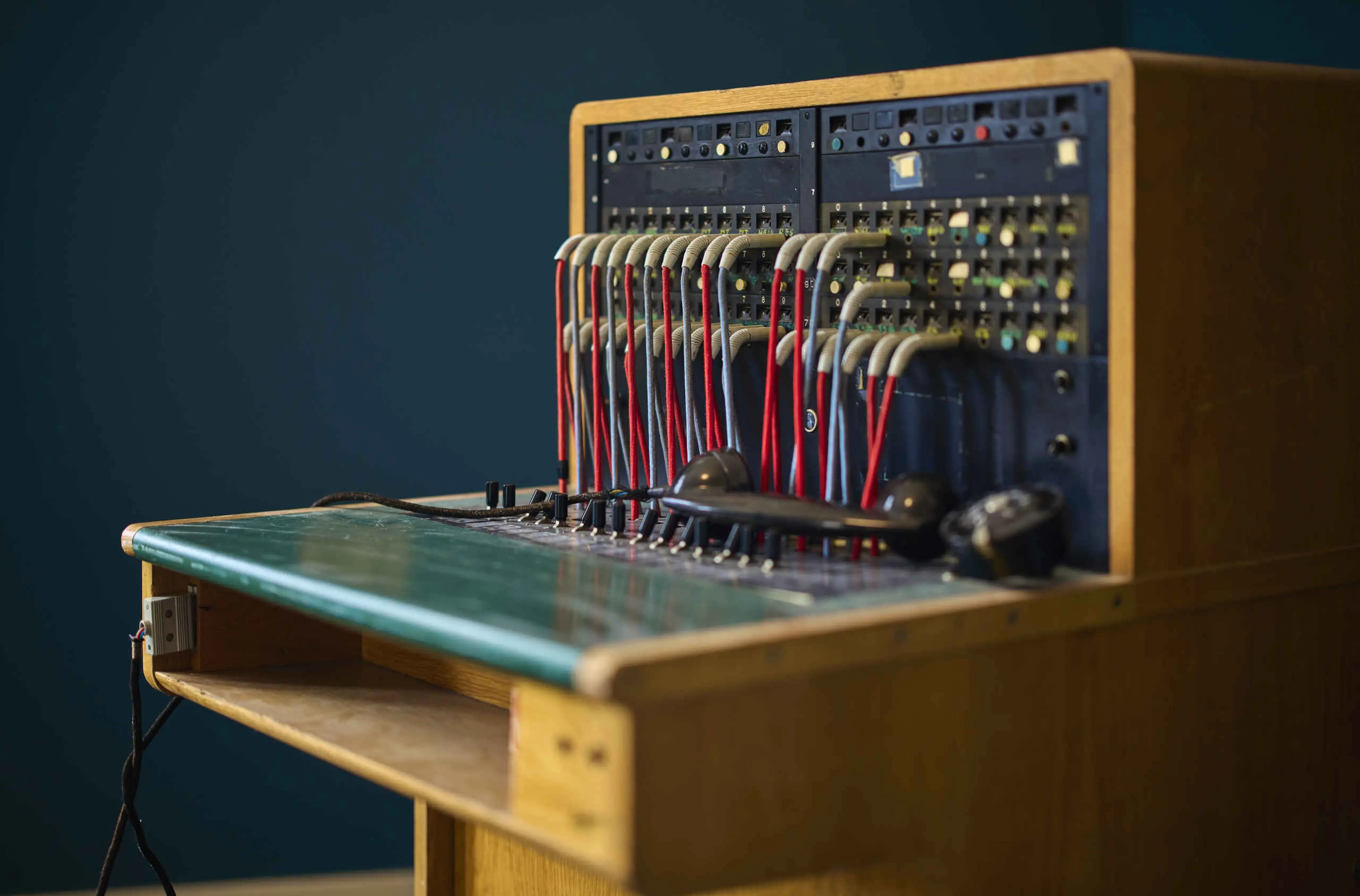 Een communicatieapparaat in de briefingroom van Aviodrome