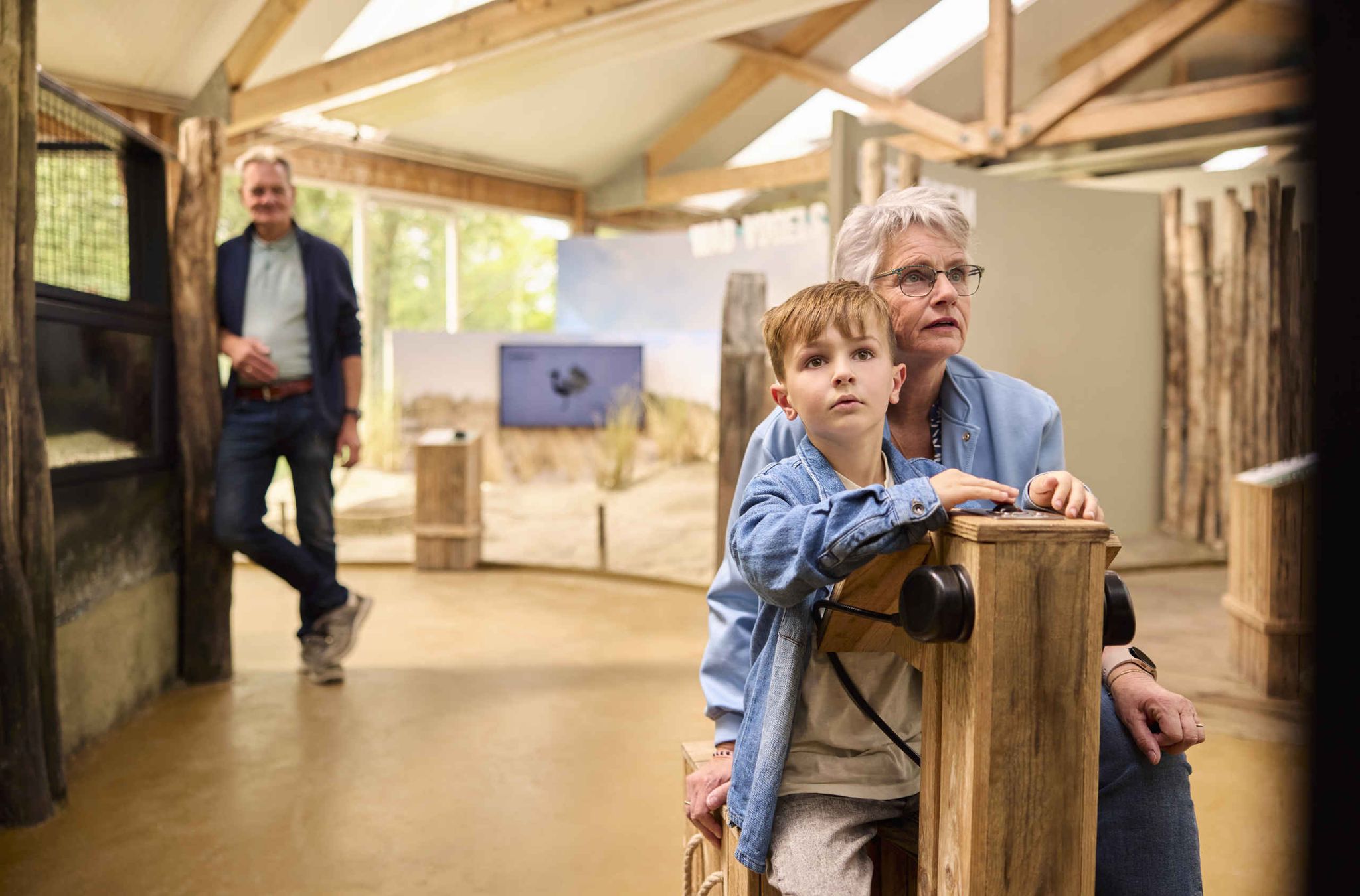 Oma en opa met kleinzoon in waddengebied in AquaZoo Leeuwarden