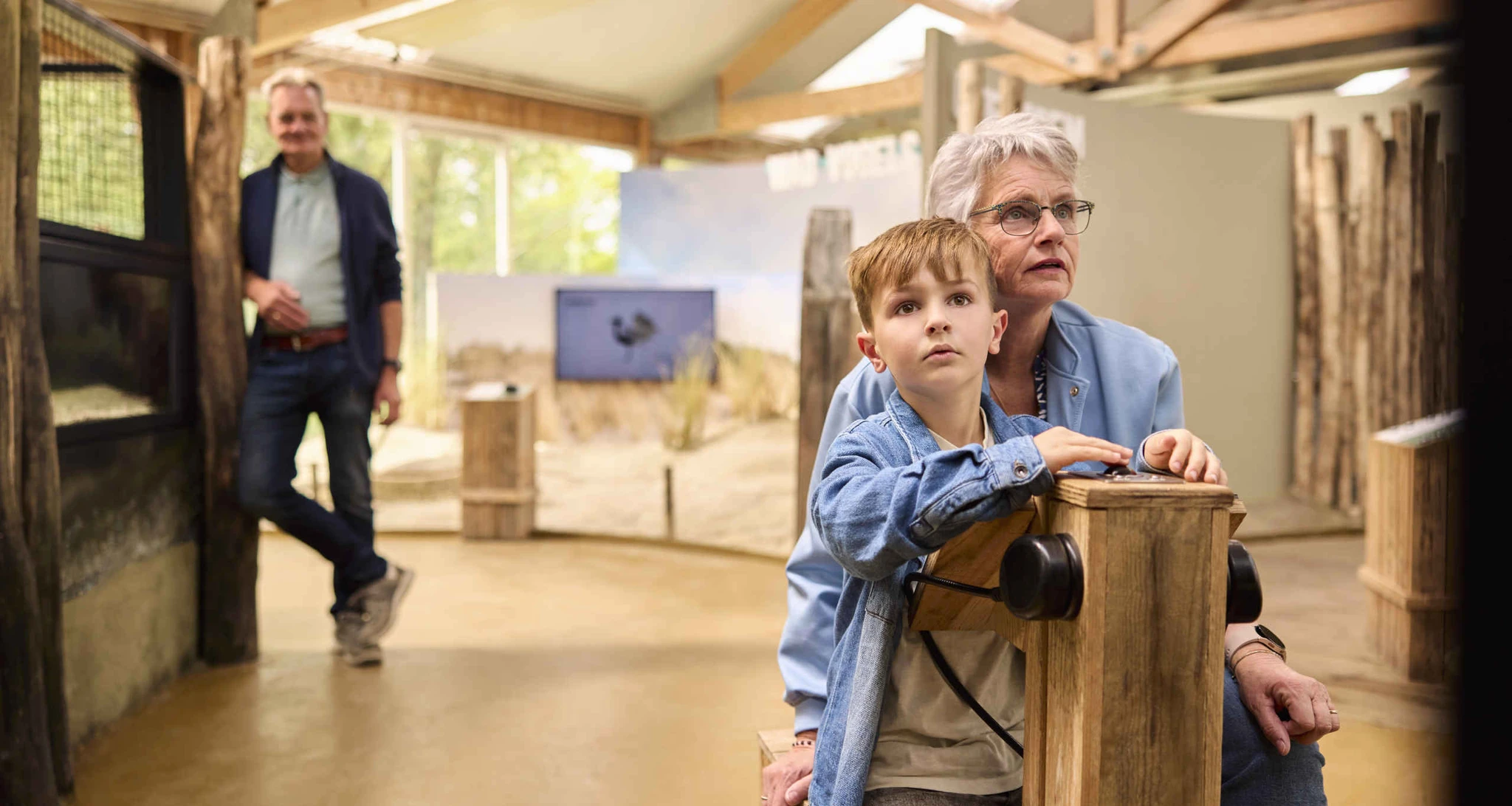 Oma en opa met kleinzoon in waddengebied in AquaZoo Leeuwarden