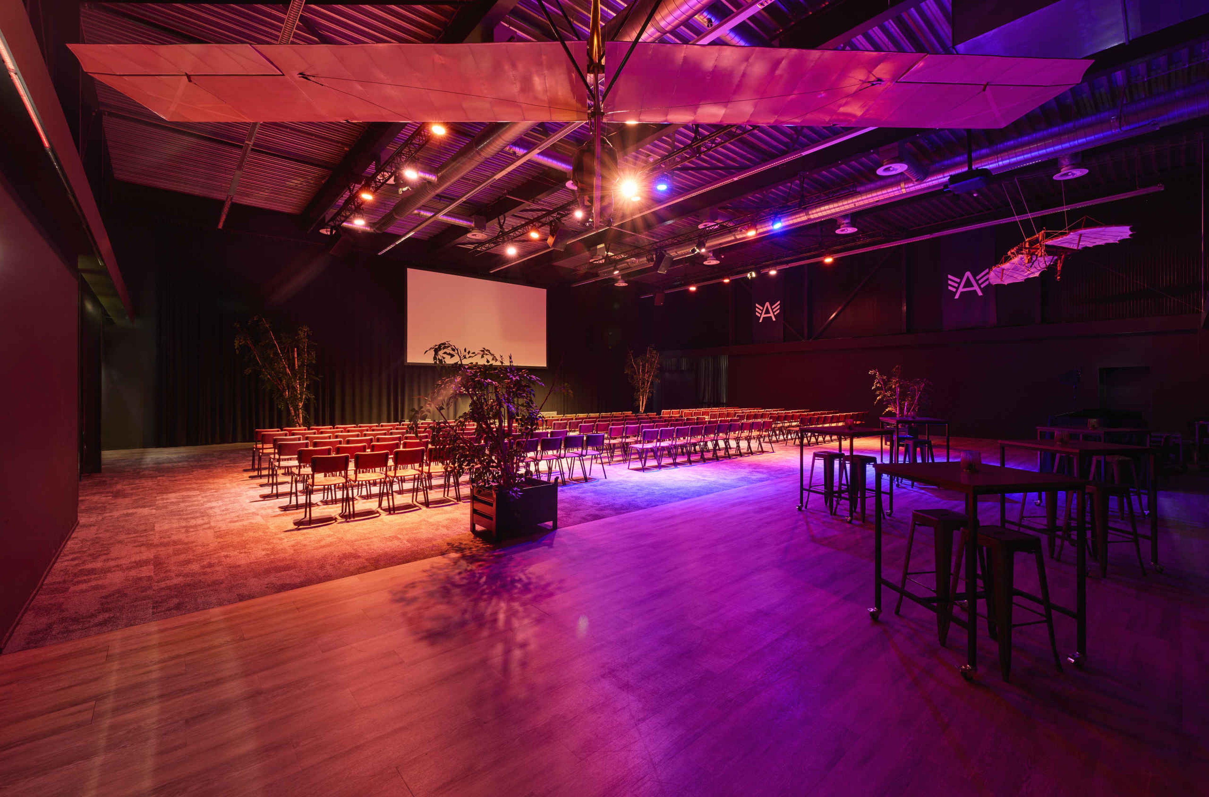 Een overzicht van de uiverzaal bij Aviodrome