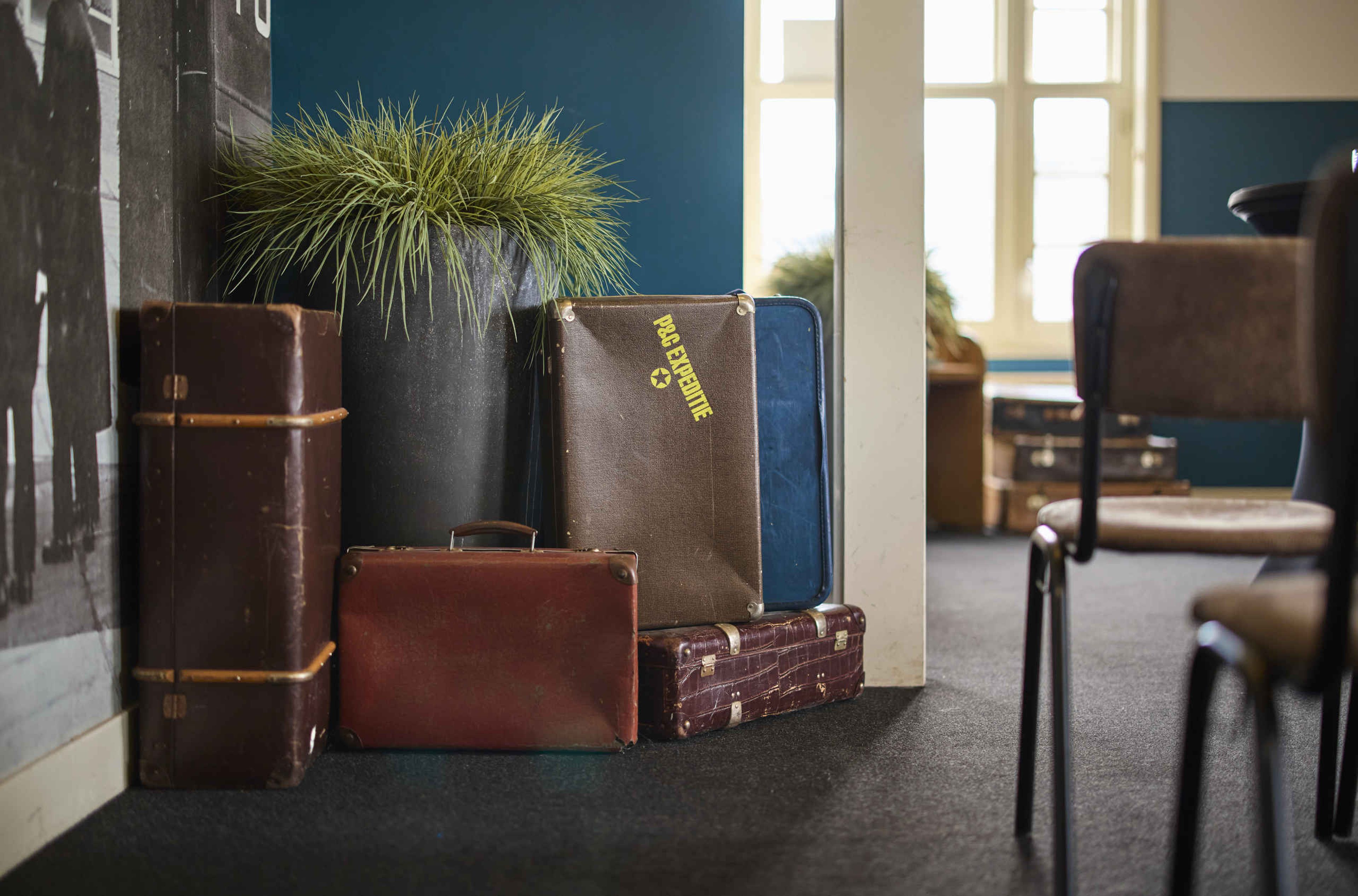 Aankleding in de briefingroom van Aviodrome