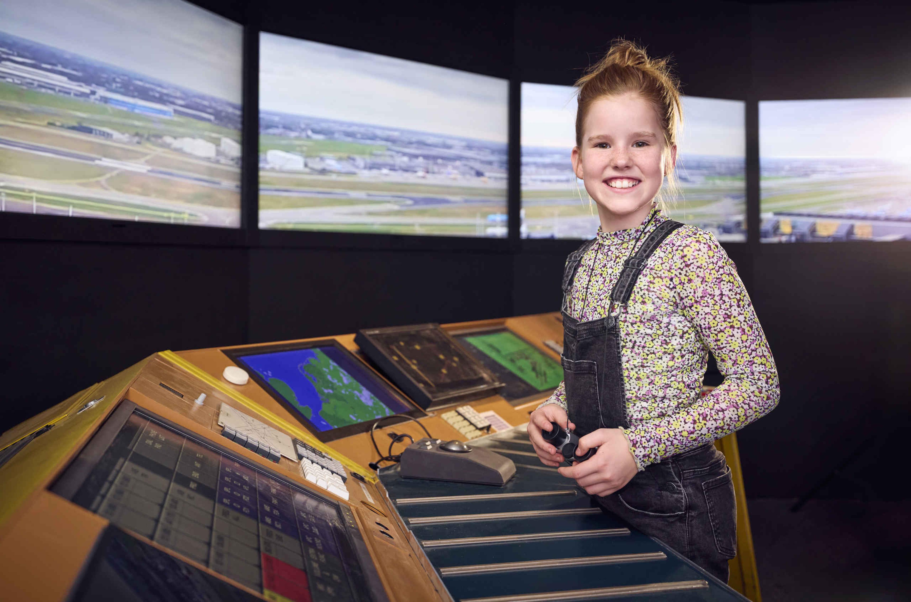 Een meisje als luchtverkeersleider bij Luchtvaartmuseum Aviodrome