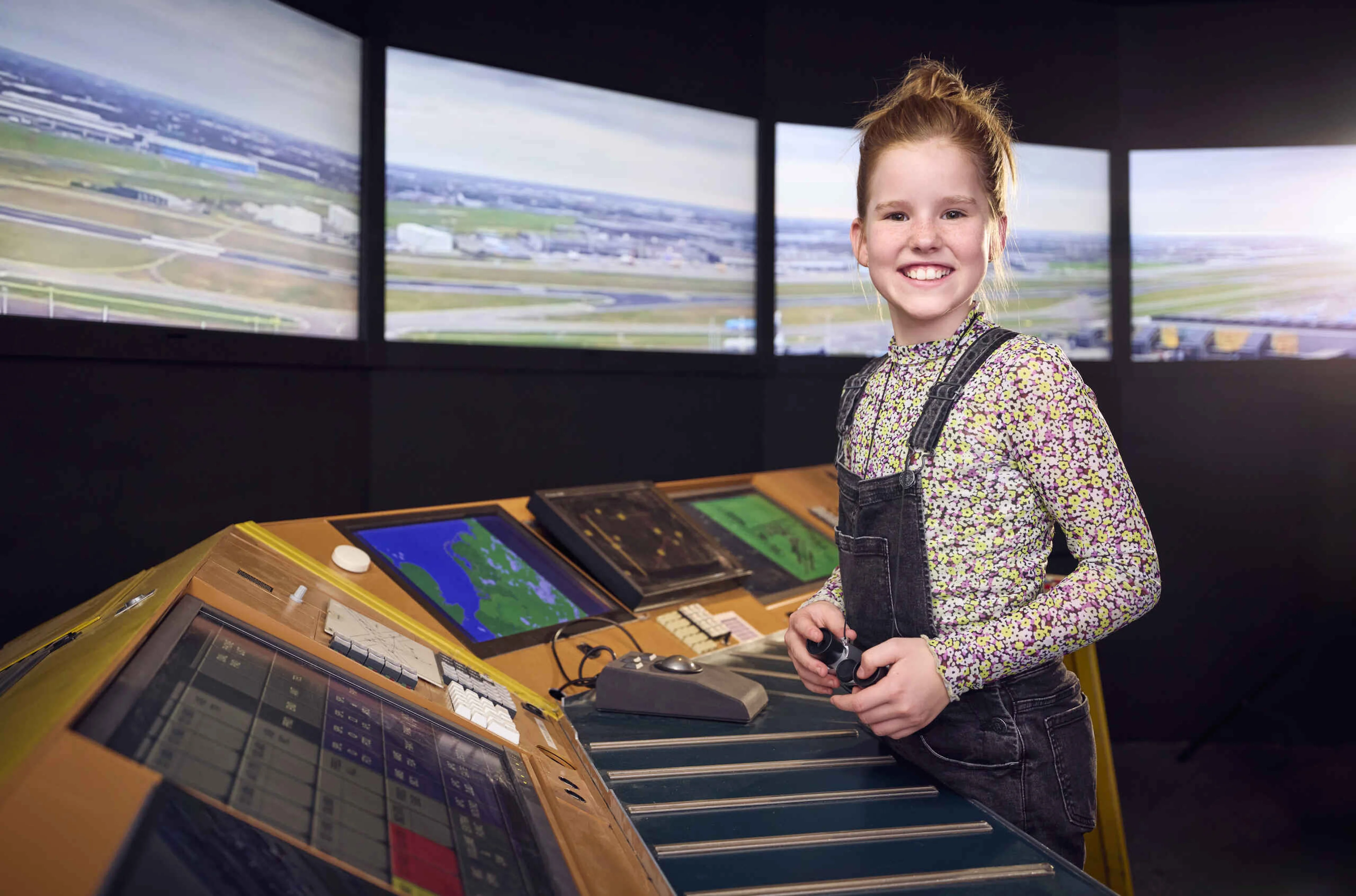 Een meisje kijkt rond in de verkeerstoren bij Luchtvaartmuseum Aviodrome.