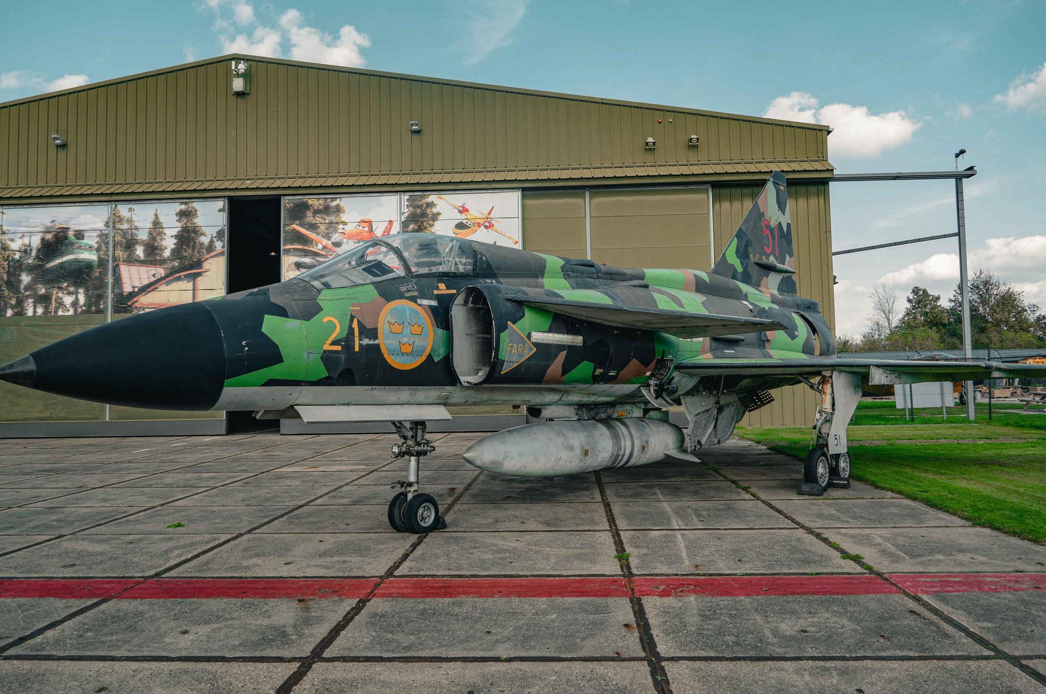 Een Saab 37 Viggen straaljager buiten bij de expositie in Luchtvaartmuseum Aviodrome