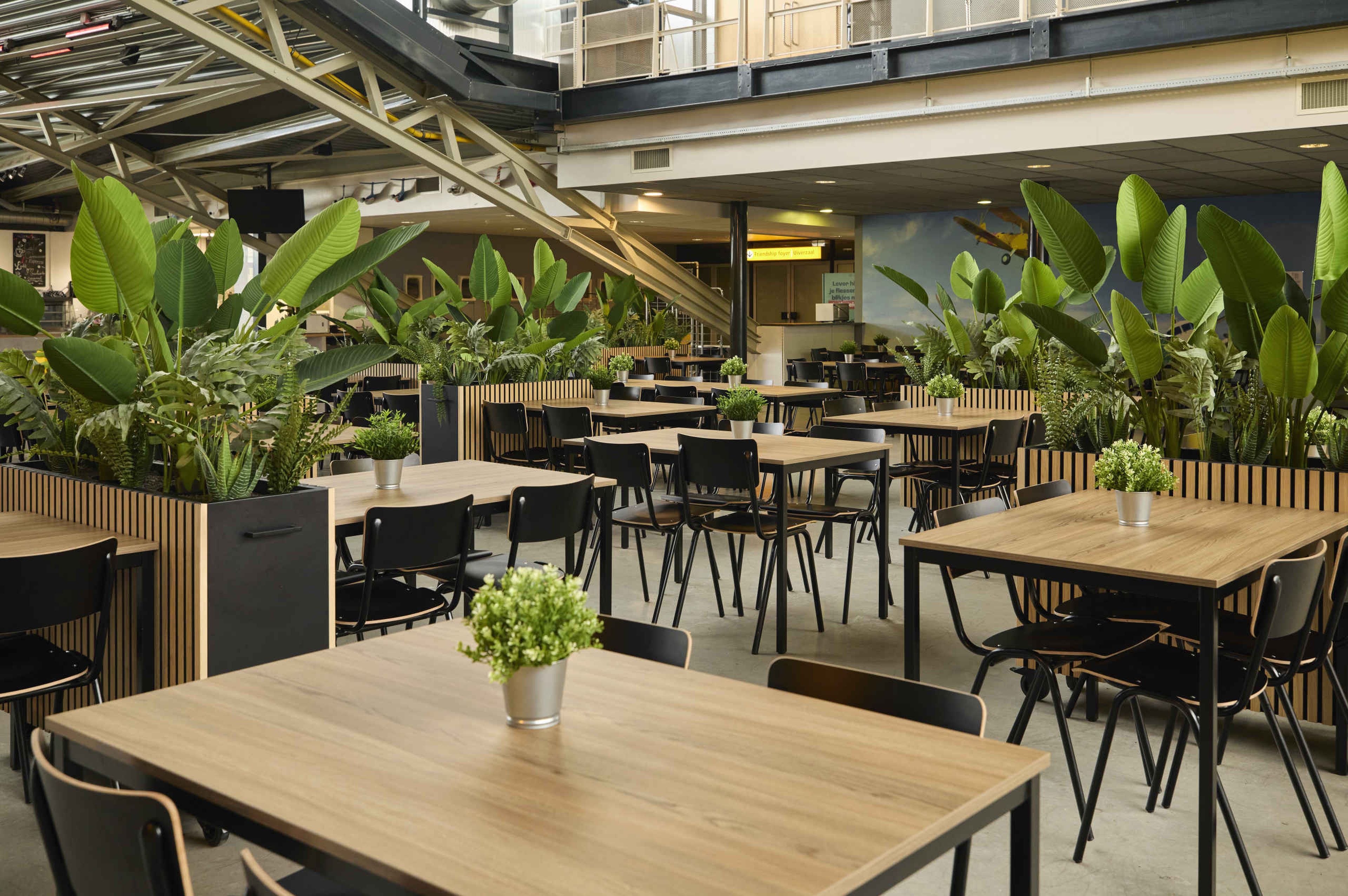 De tafels van hett Skymasterplein bij Aviodrome