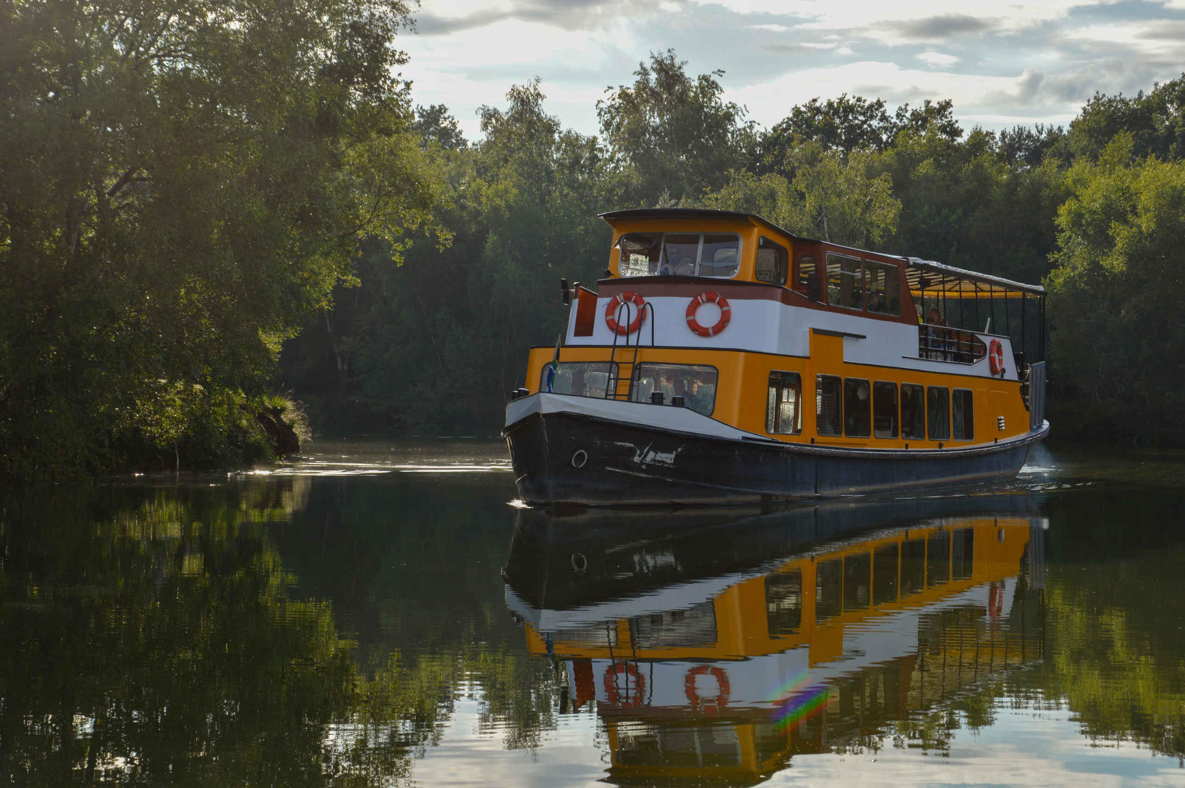 Boot in water van bootsafari tijdens sunset Safaripark Beekse Bergen