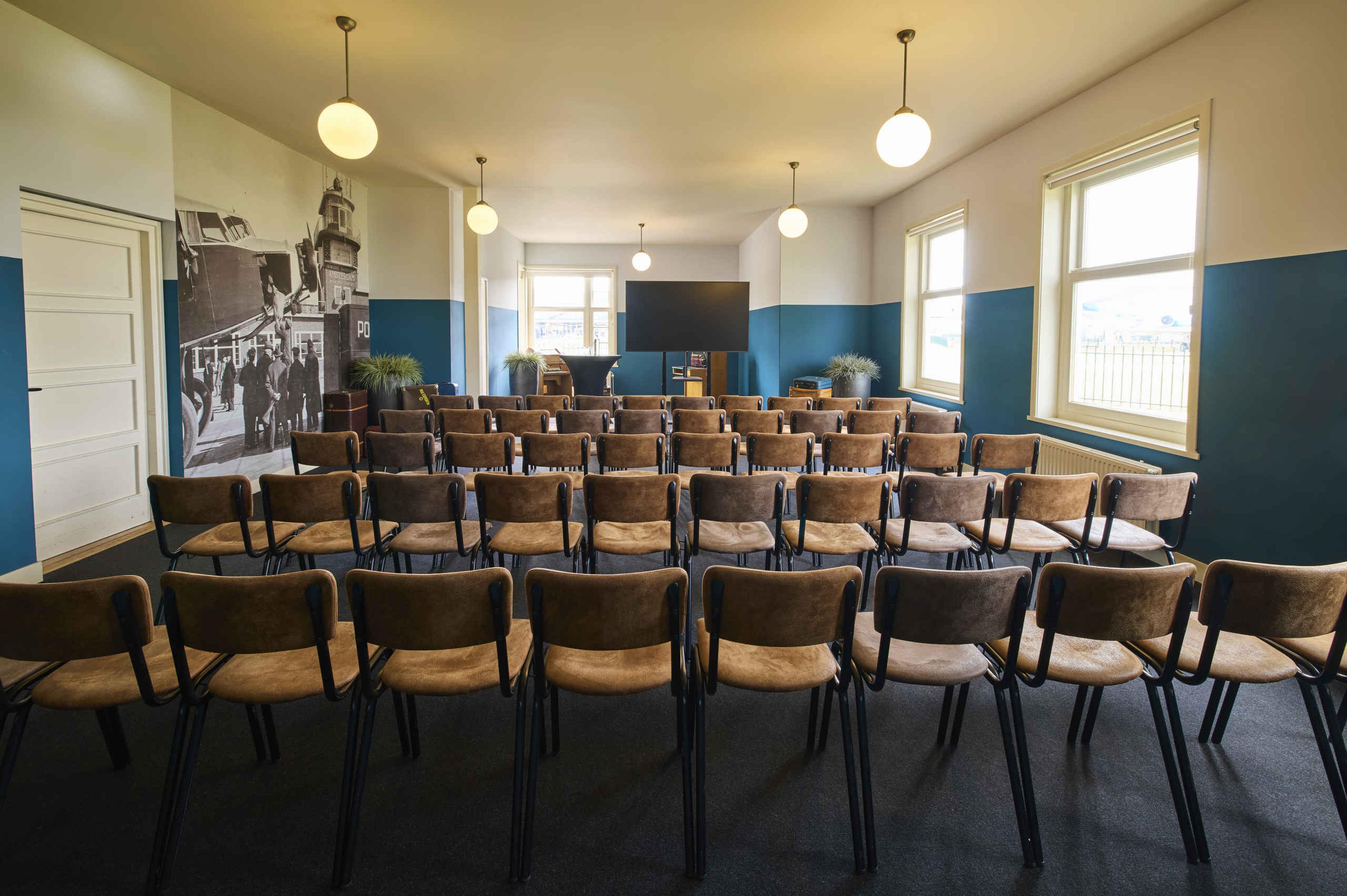 De briefingroom geschikt voor zakelijke boekingen bij Aviodrome