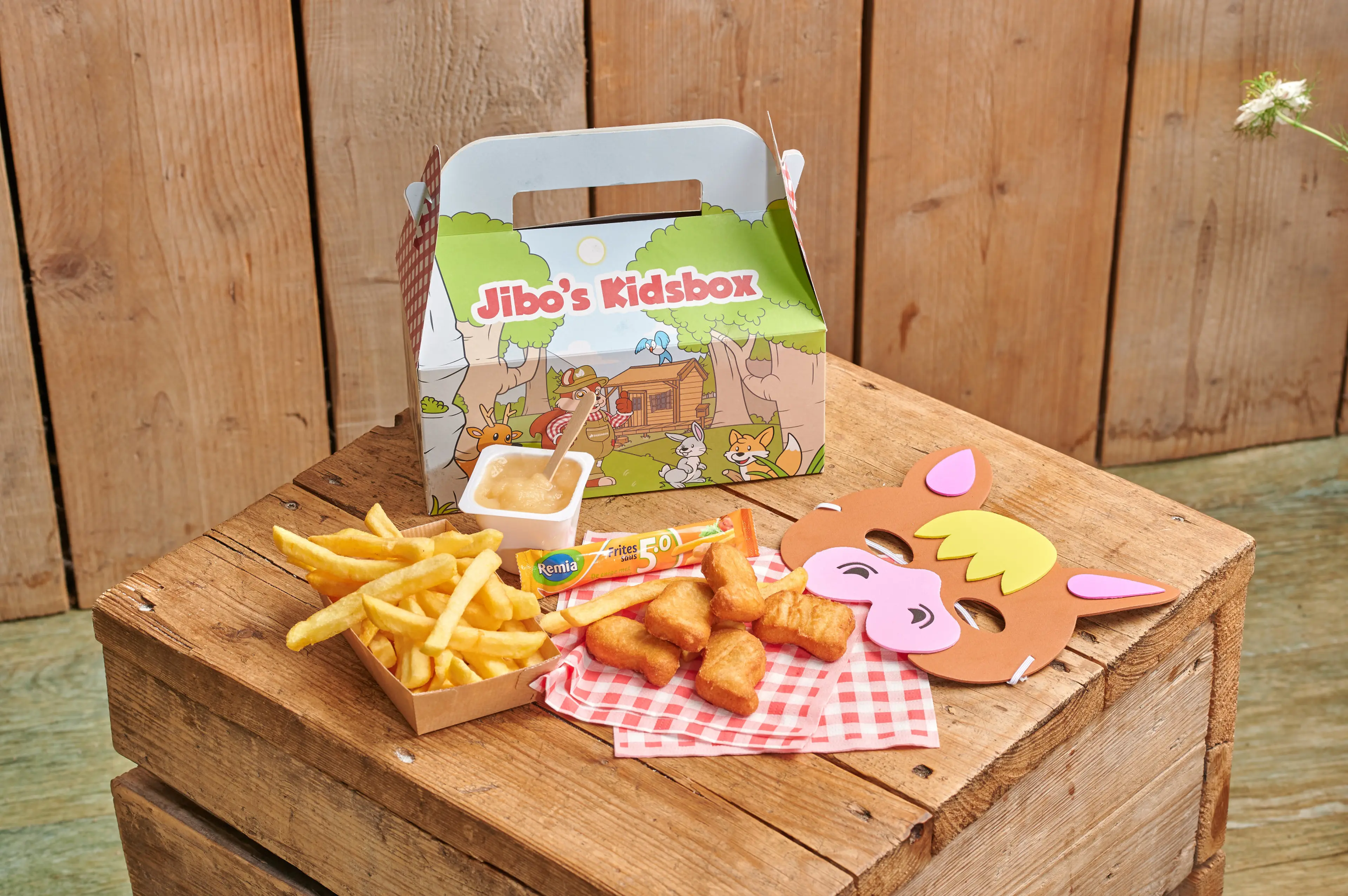 Jibo's Kidsbox met frietjes en kipnuggets van het Snackhuys bij Vakantiepark Dierenbos