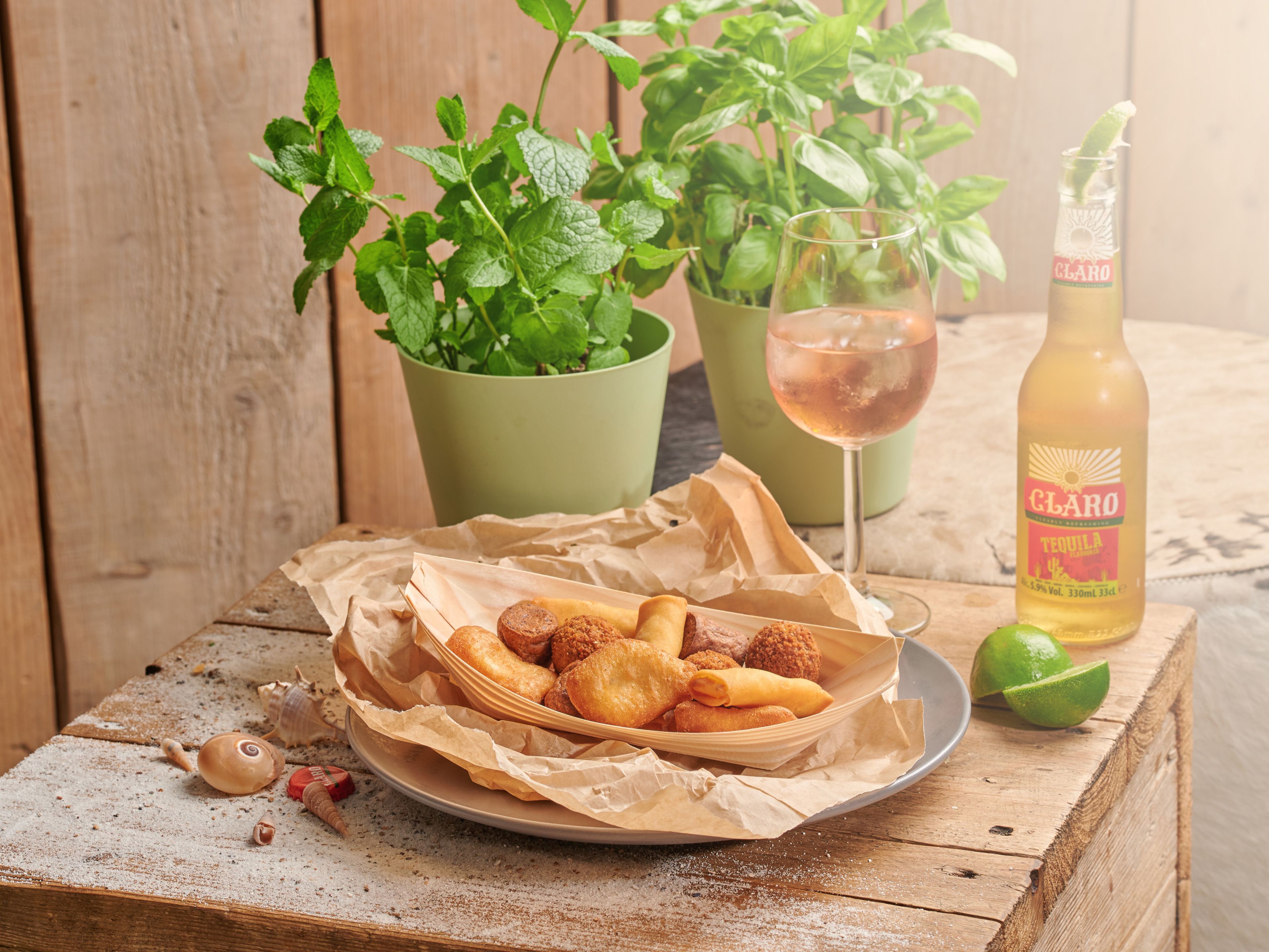 Bittergarnituur en drankjes van het Snackuys bij Vakantiepark Dierenbos