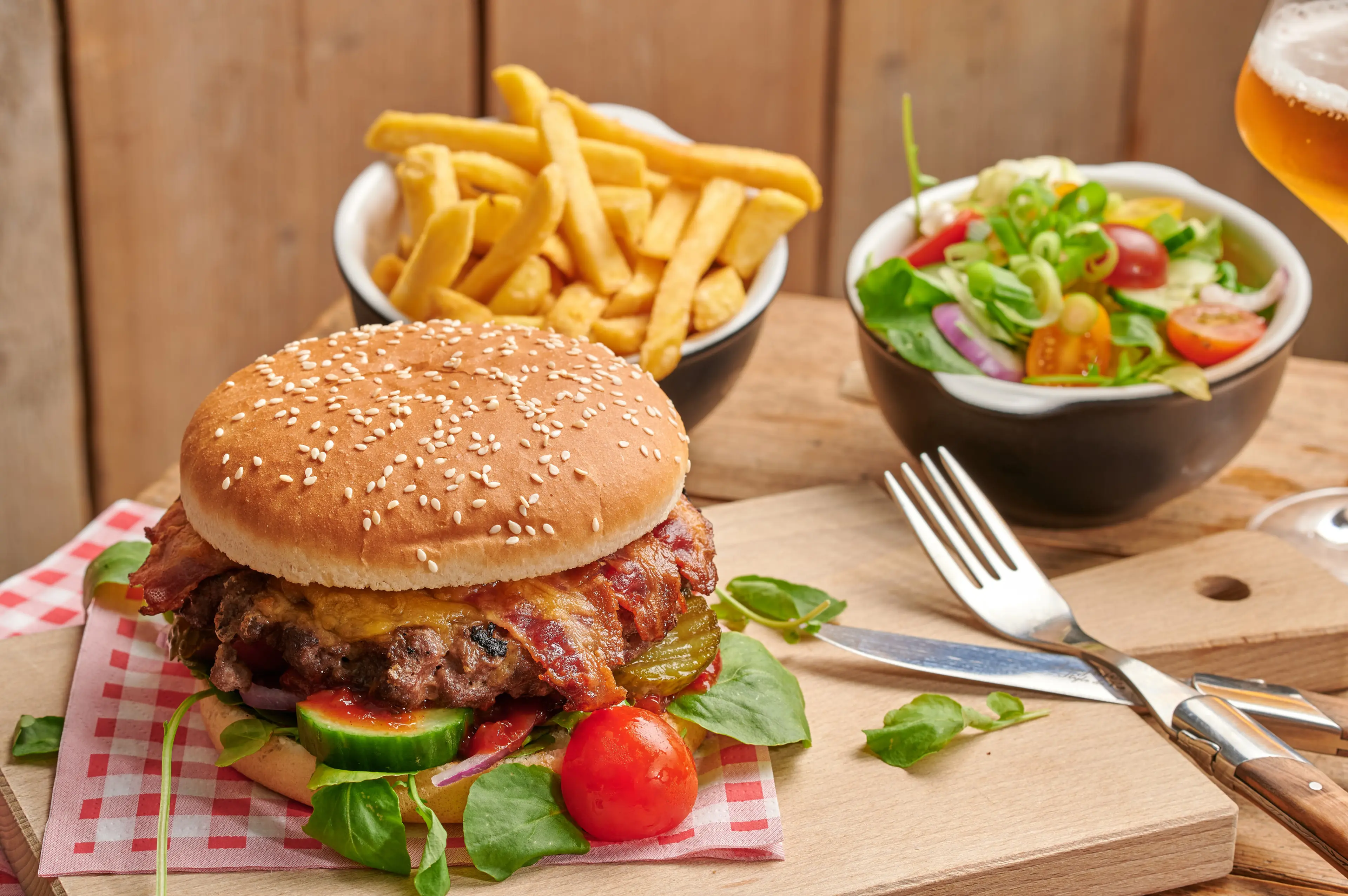 Broodje hamburger met frietjes en salade bij het Snackhuys van Vakantiepark Dierenbos