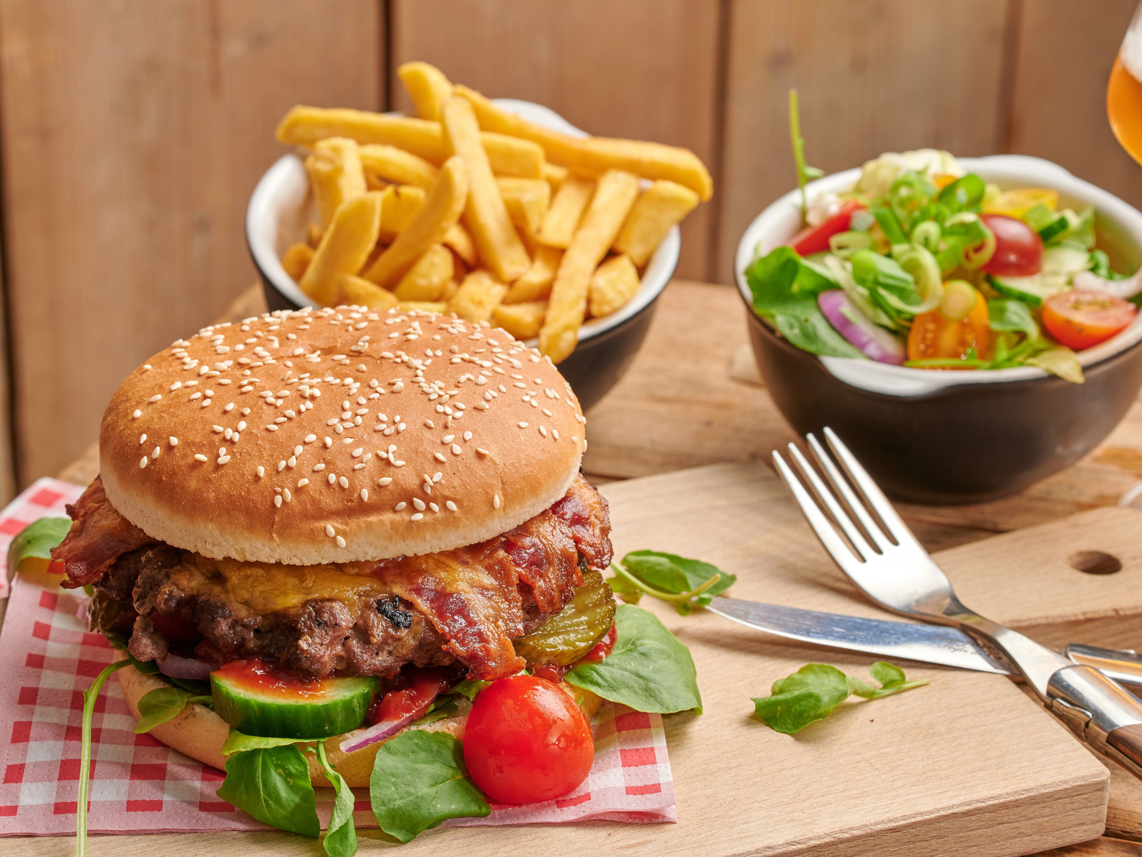 Broodje hamburger met frietjes en salade bij het Snackhuys van Vakantiepark Dierenbos