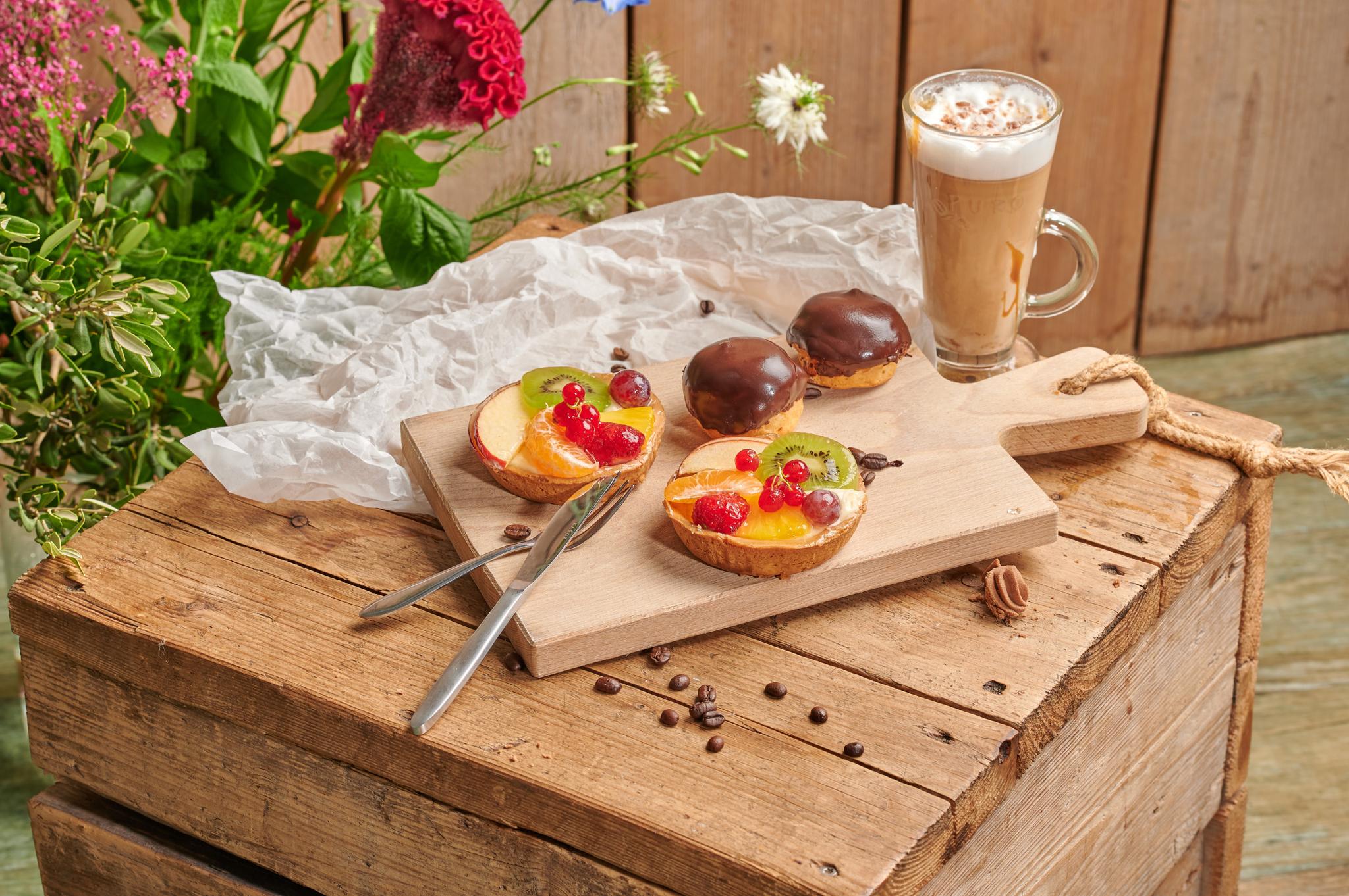 Fruitgebakjes, bossche bollen en koffie bij het restaurant van Vakantiepark Dierenbos