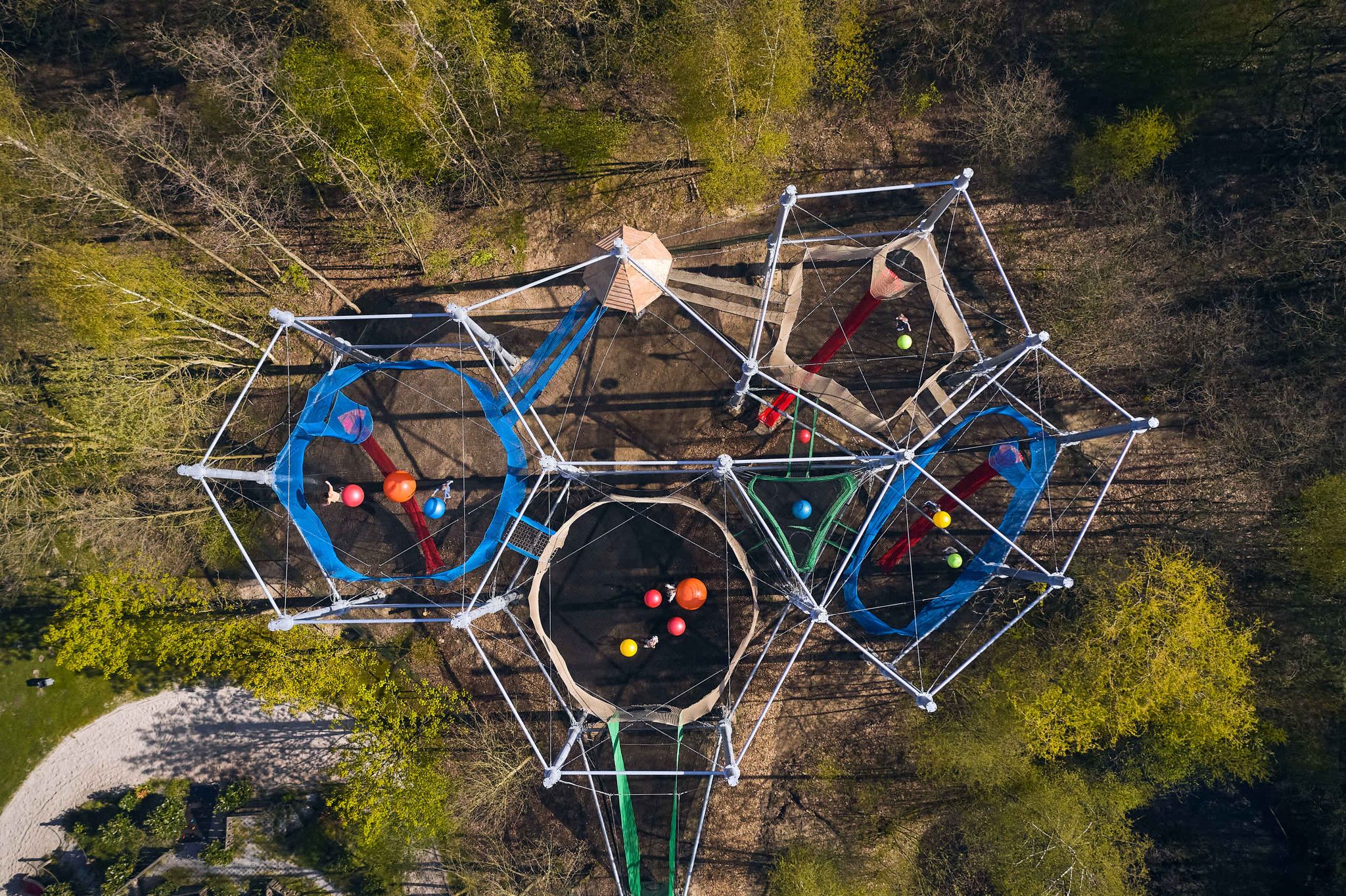Een bovenaanzicht van het Netten Adventure van Klimrijk Brabant