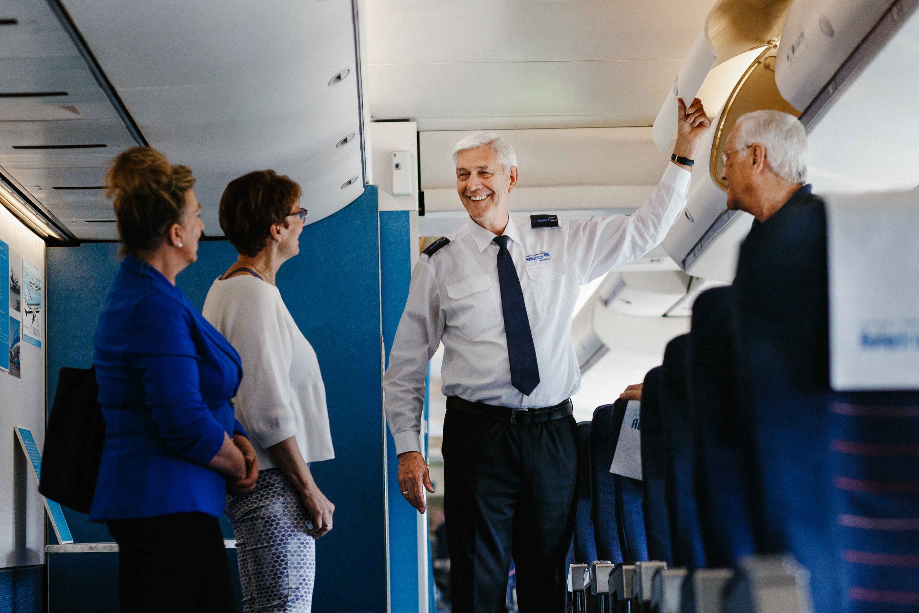 Een vrijwilliger die een rondleiding geeft bij Luchtvaartmuseum Aviodrome