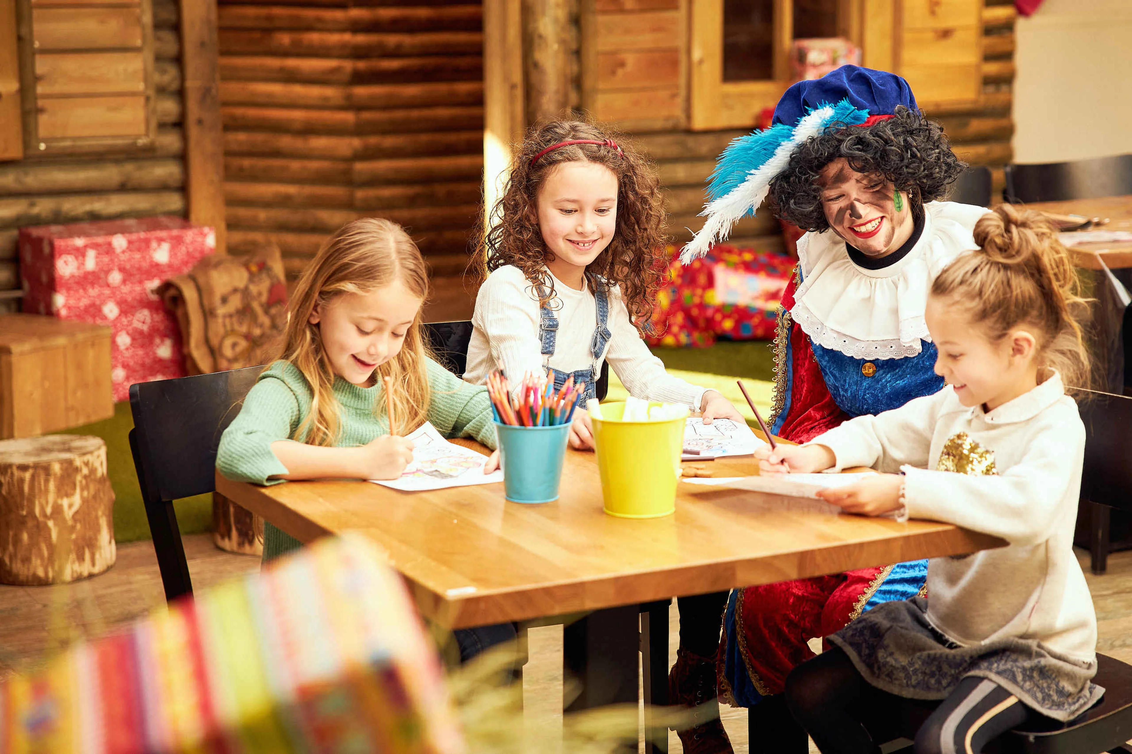 Kinderen tekenen samen met Piet tijdens Sinterklaas op Vakantiepark Dierenbos
